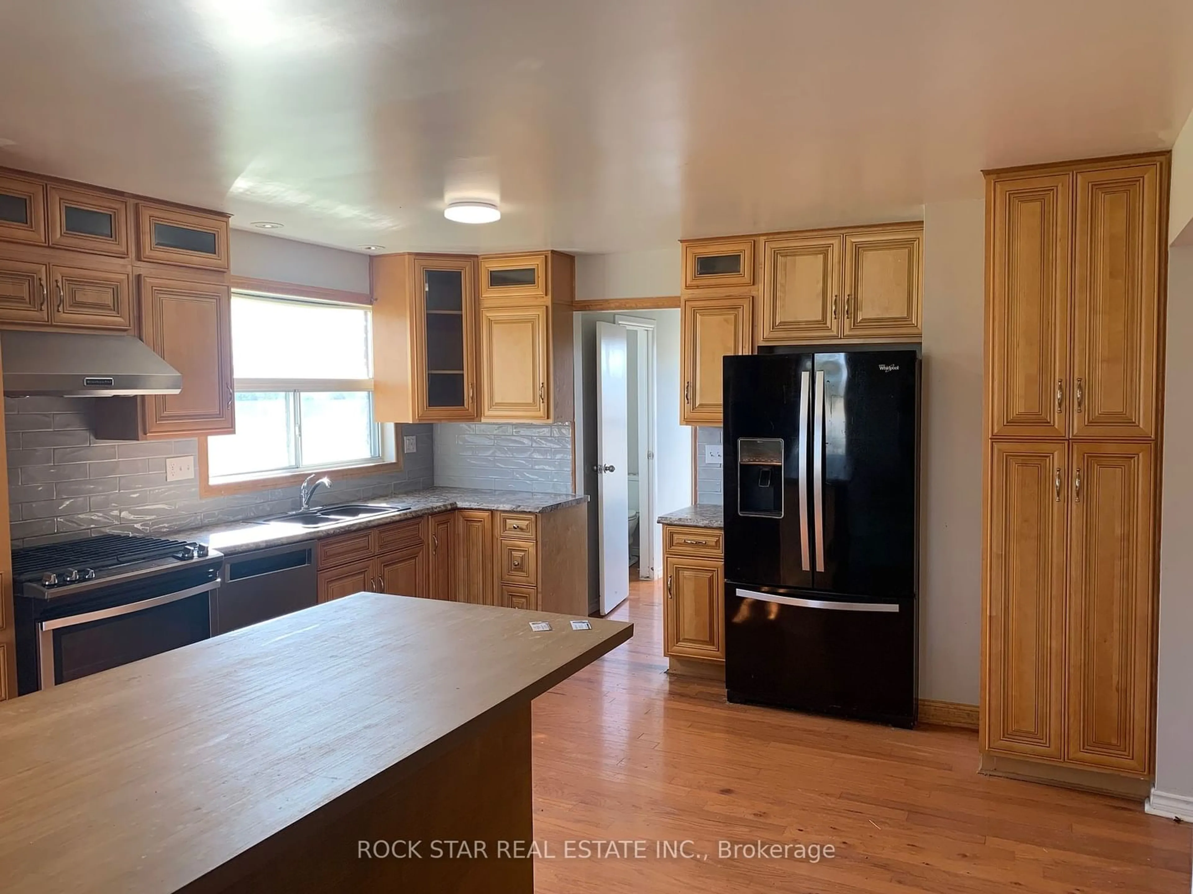 Standard kitchen, wood floors for 3911 Garrison Rd, Fort Erie Ontario L0S 1N0