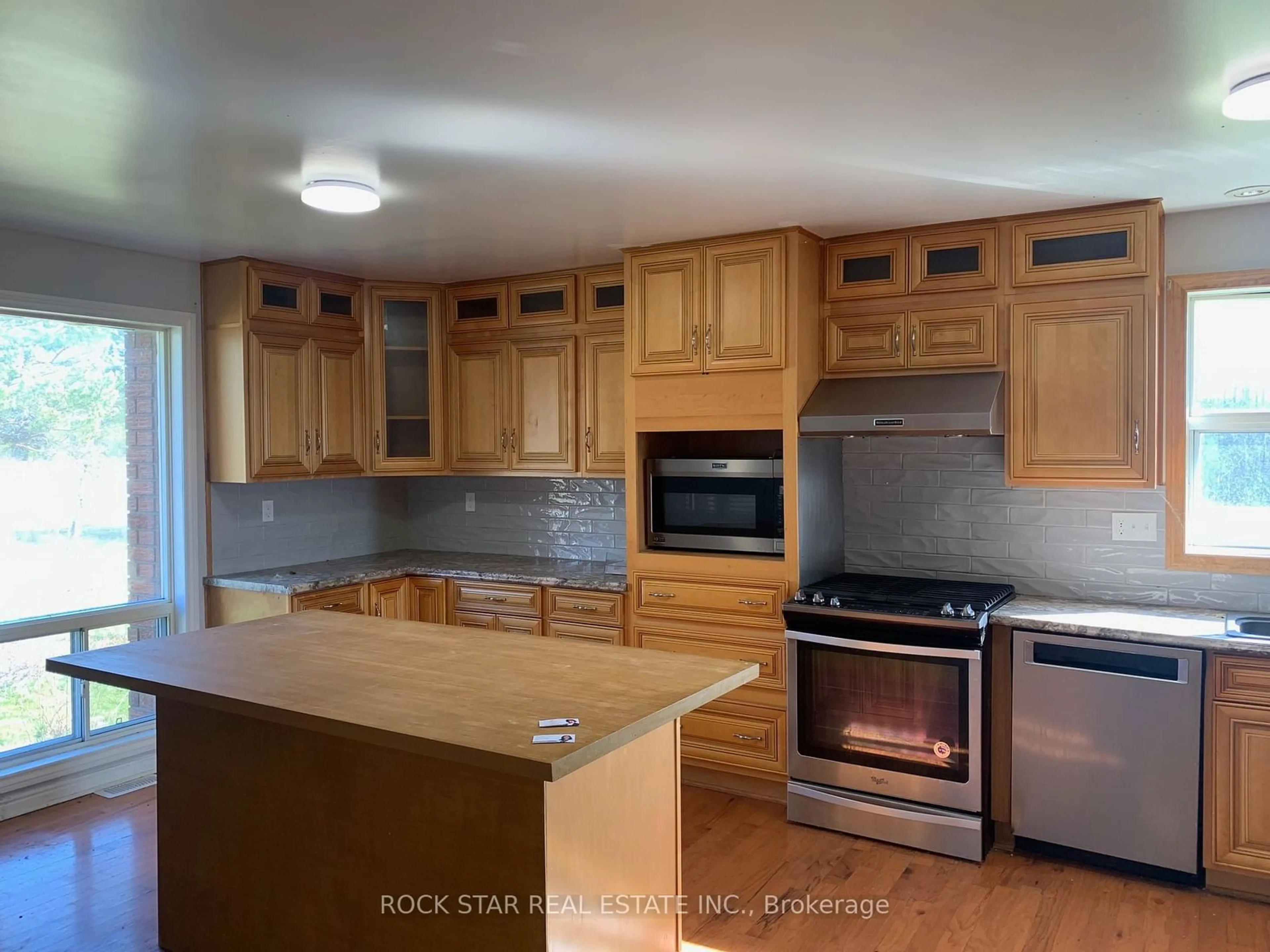 Standard kitchen, wood floors for 3911 Garrison Rd, Fort Erie Ontario L0S 1N0