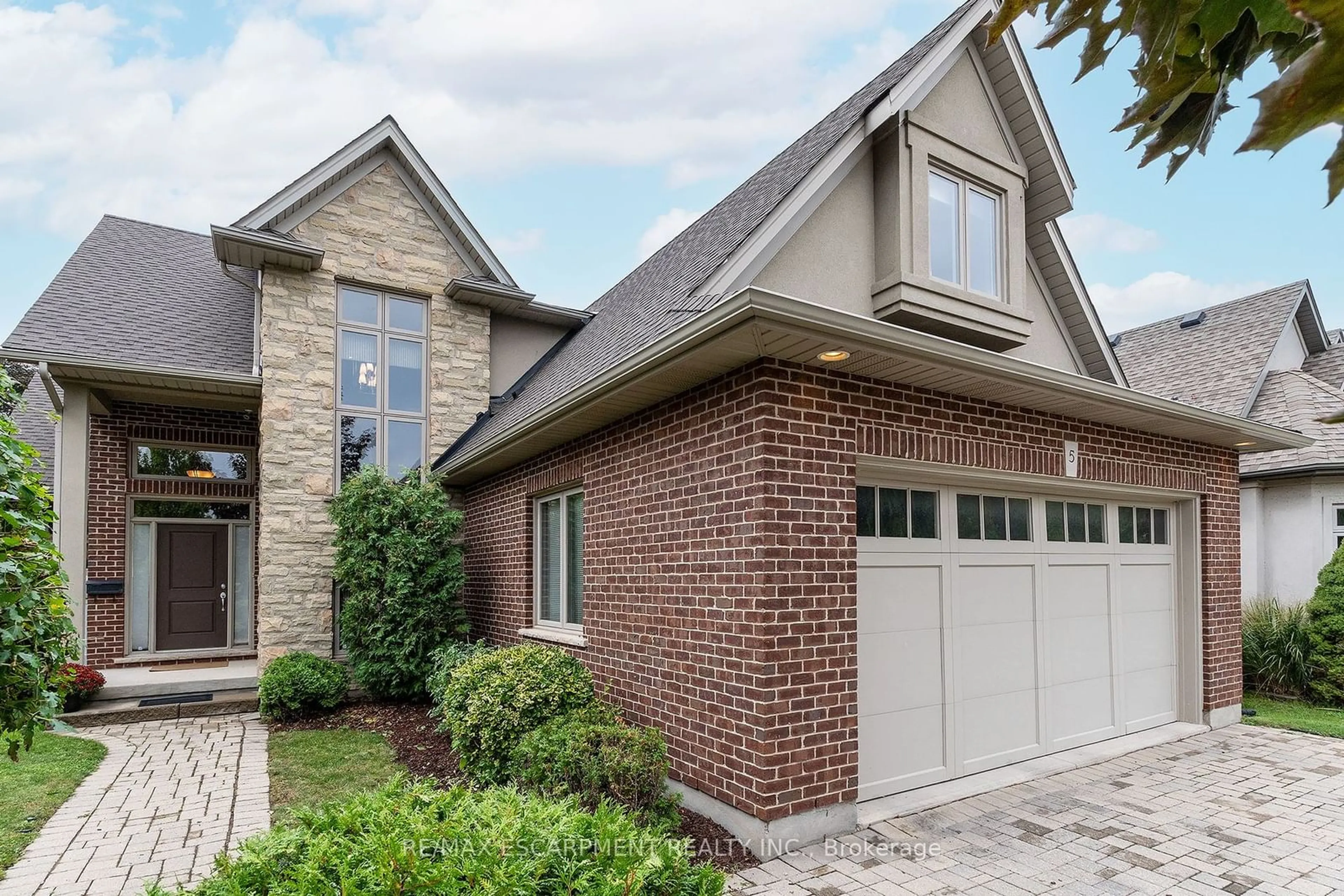 Home with brick exterior material for 5 Xavier Crt, St. Catharines Ontario L2N 7T4