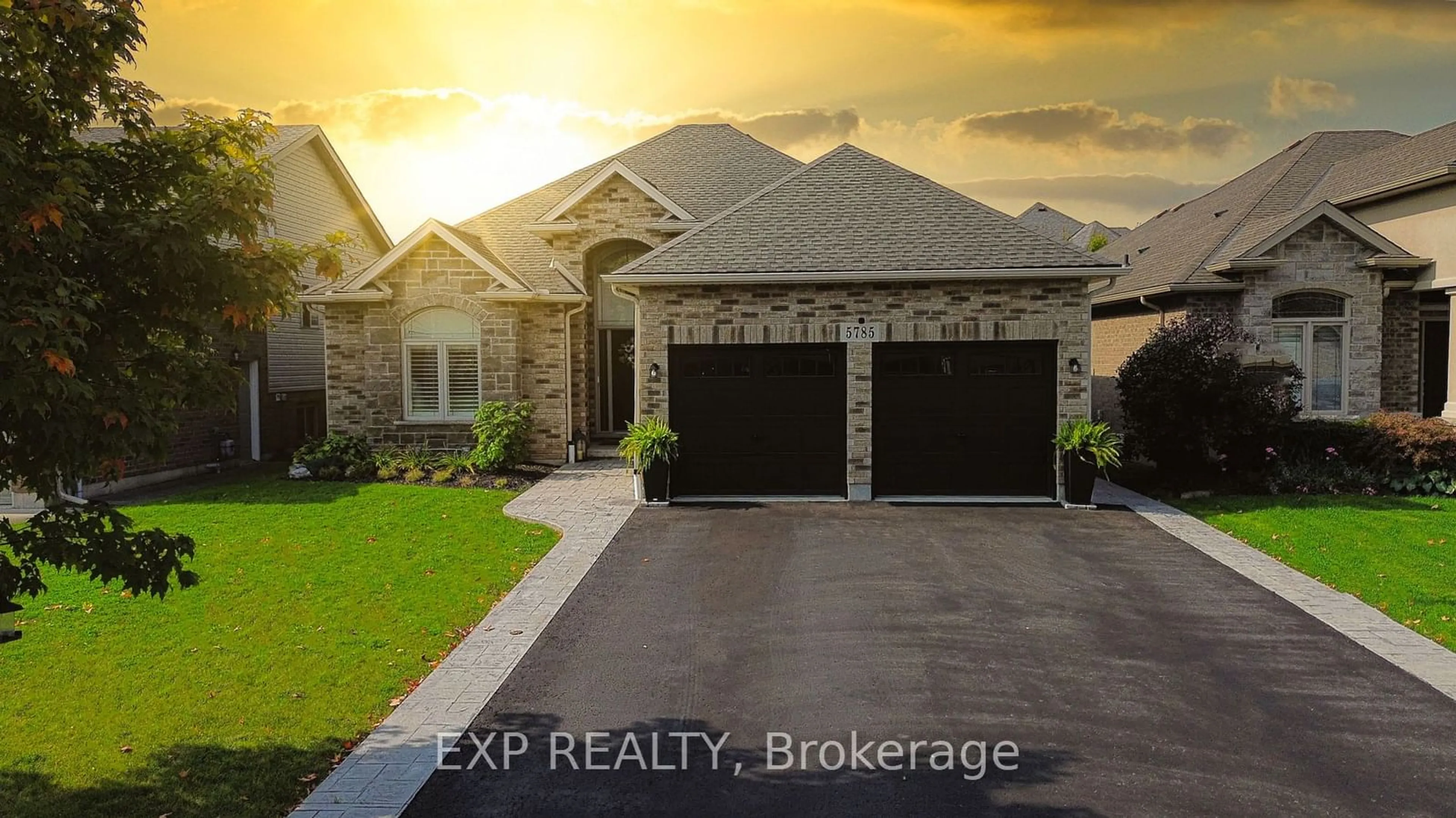 Frontside or backside of a home, the street view for 5785 Ironwood St, Niagara Falls Ontario L2H 0G4