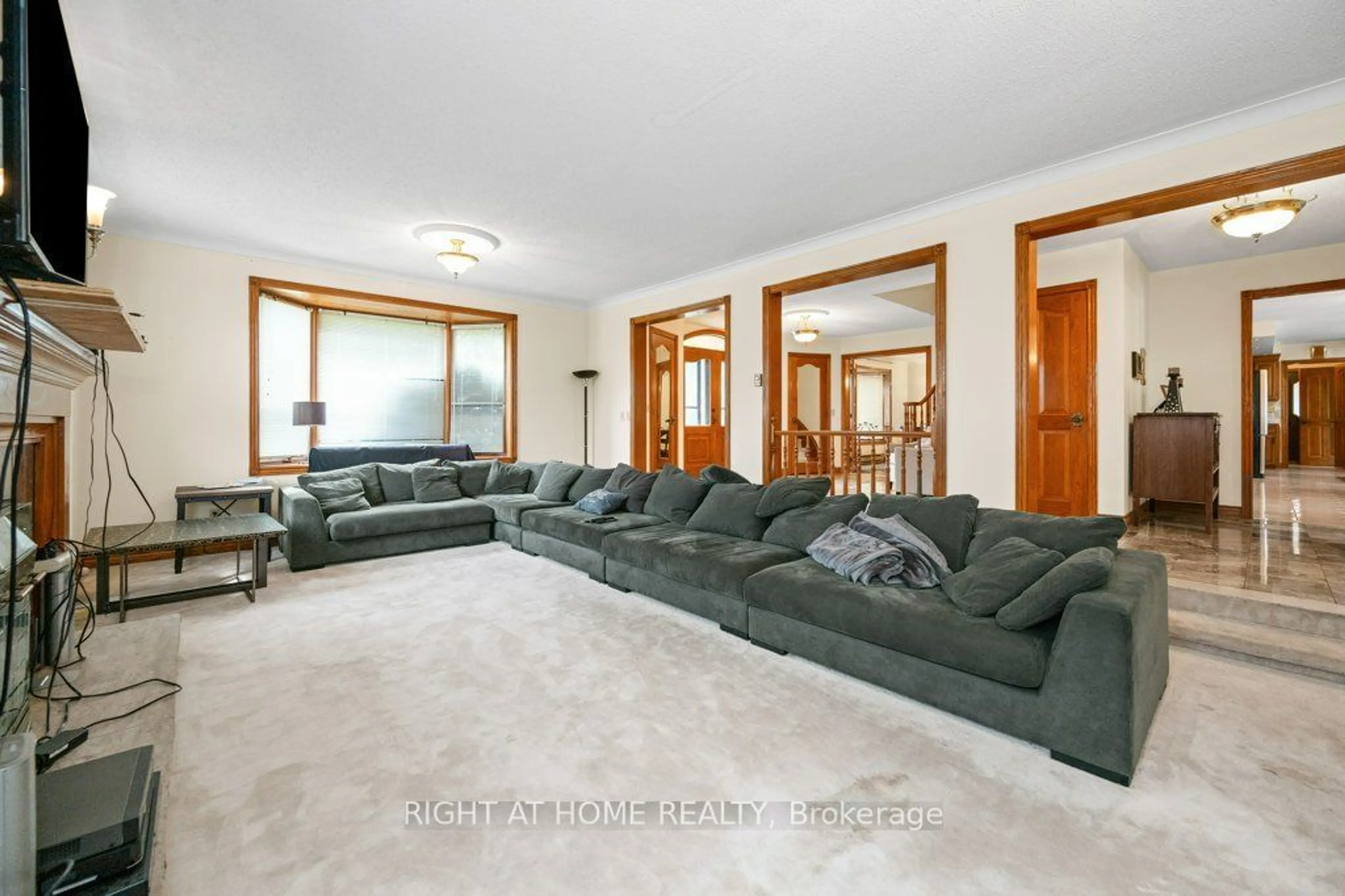 Living room, carpet floors for 2650 Garrison Rd, Fort Erie Ontario L0S 1N0