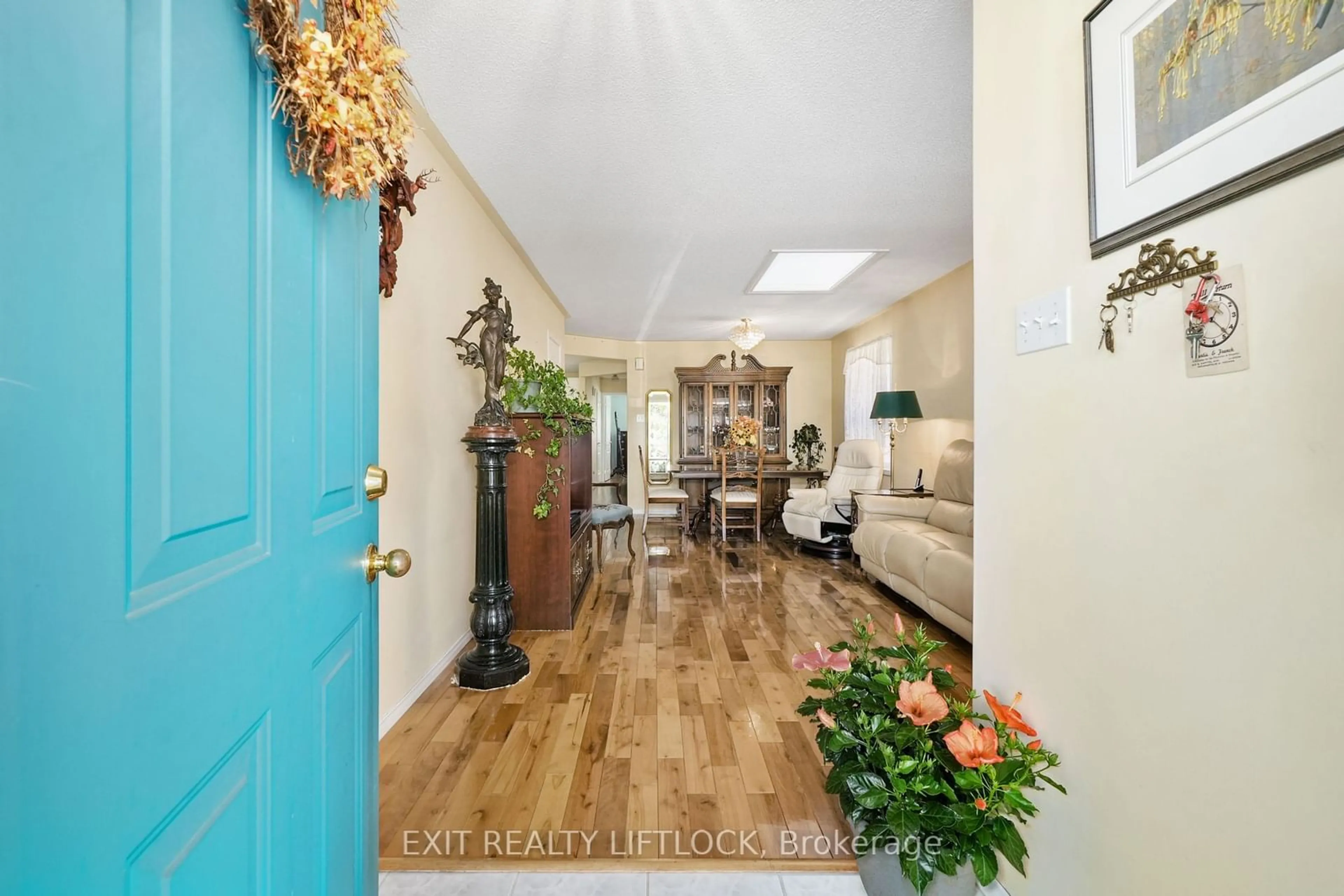 Indoor entryway, wood floors for 819 Wentworth St, Peterborough Ontario K9J 8R7