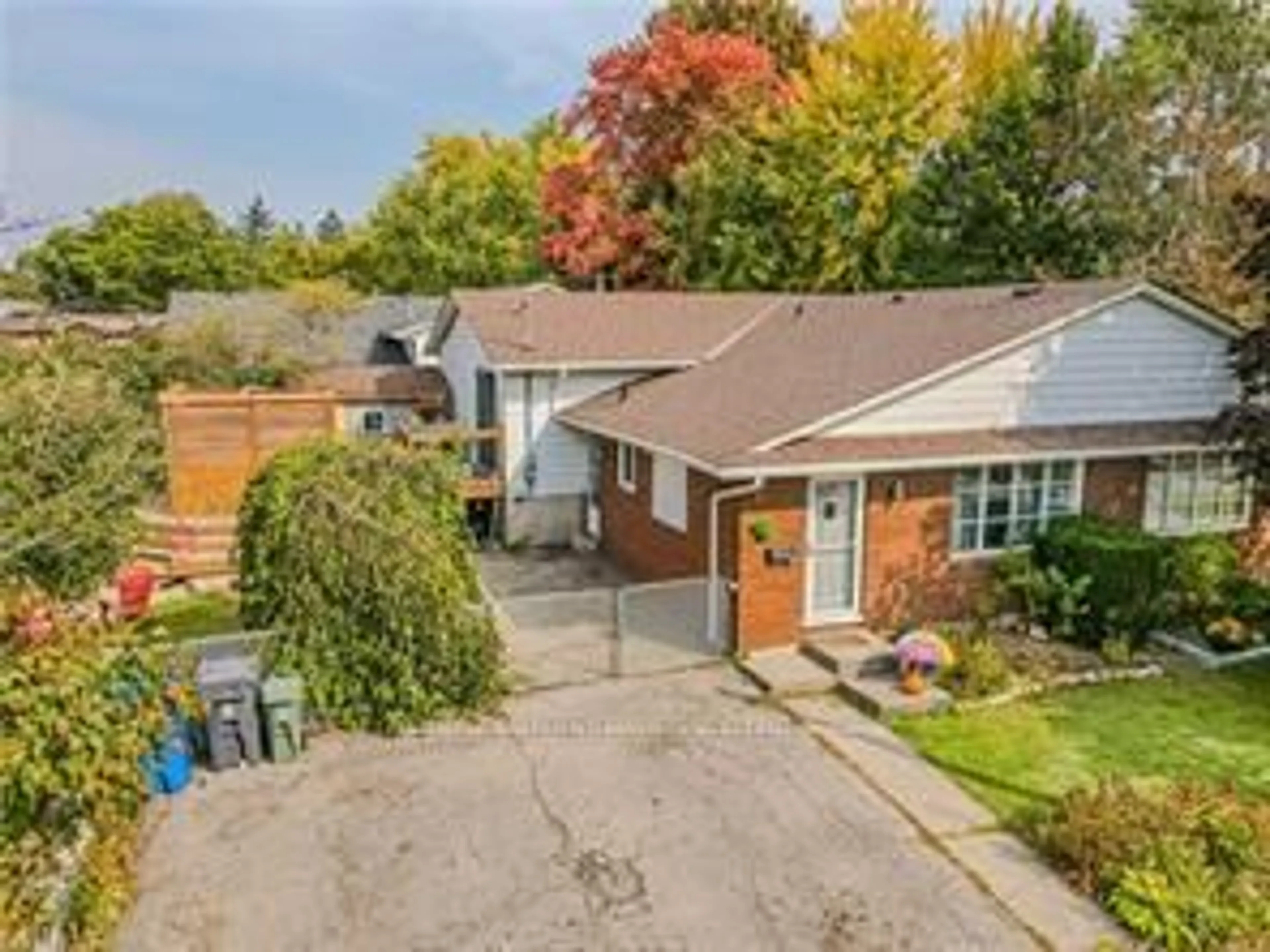 Frontside or backside of a home, the street view for 39 Inverness Dr, Guelph Ontario N1E 3M1