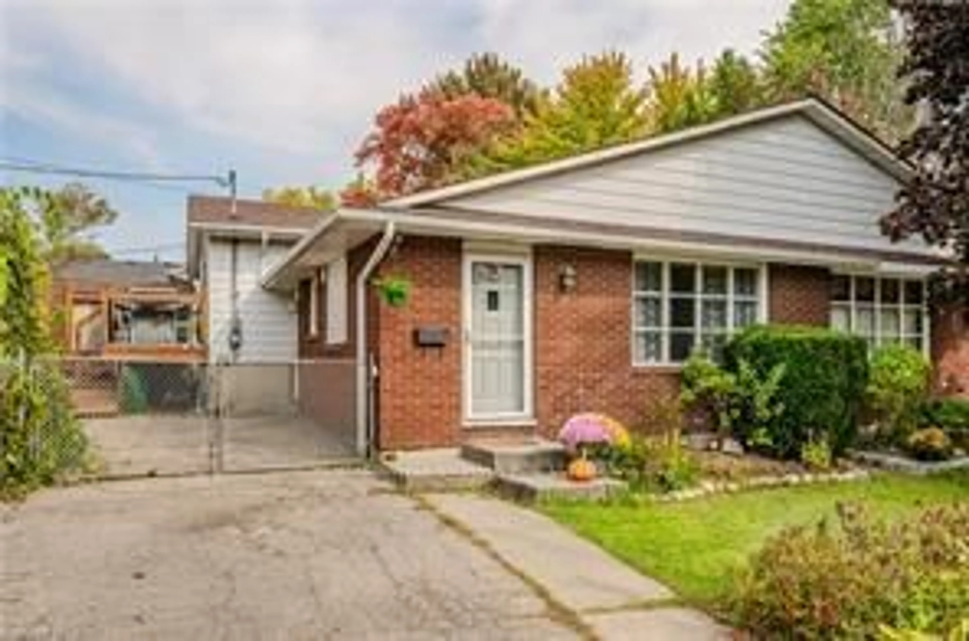 Home with brick exterior material for 39 Inverness Dr, Guelph Ontario N1E 3M1