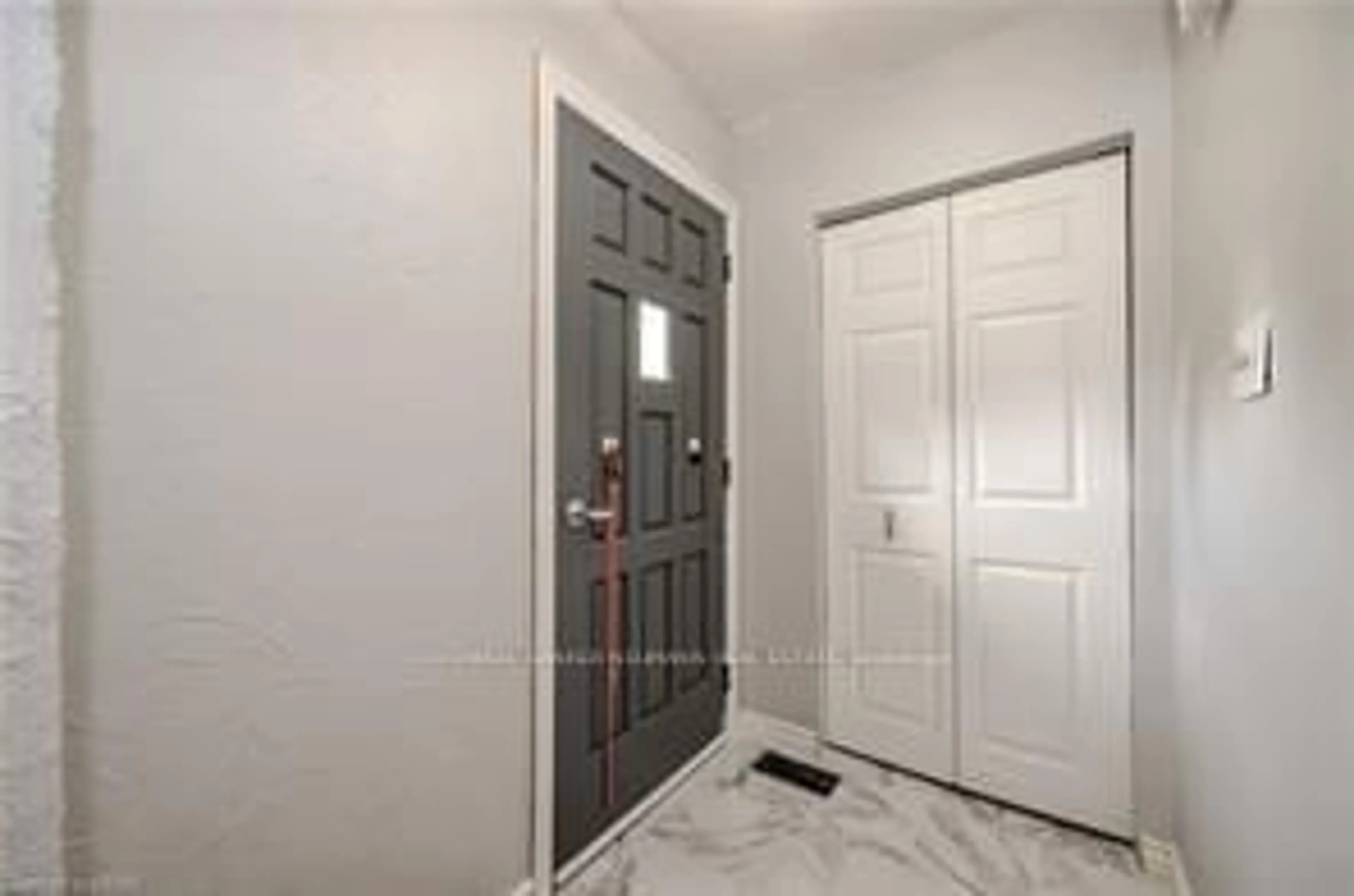 Indoor entryway, unknown floor for 39 Inverness Dr, Guelph Ontario N1E 3M1