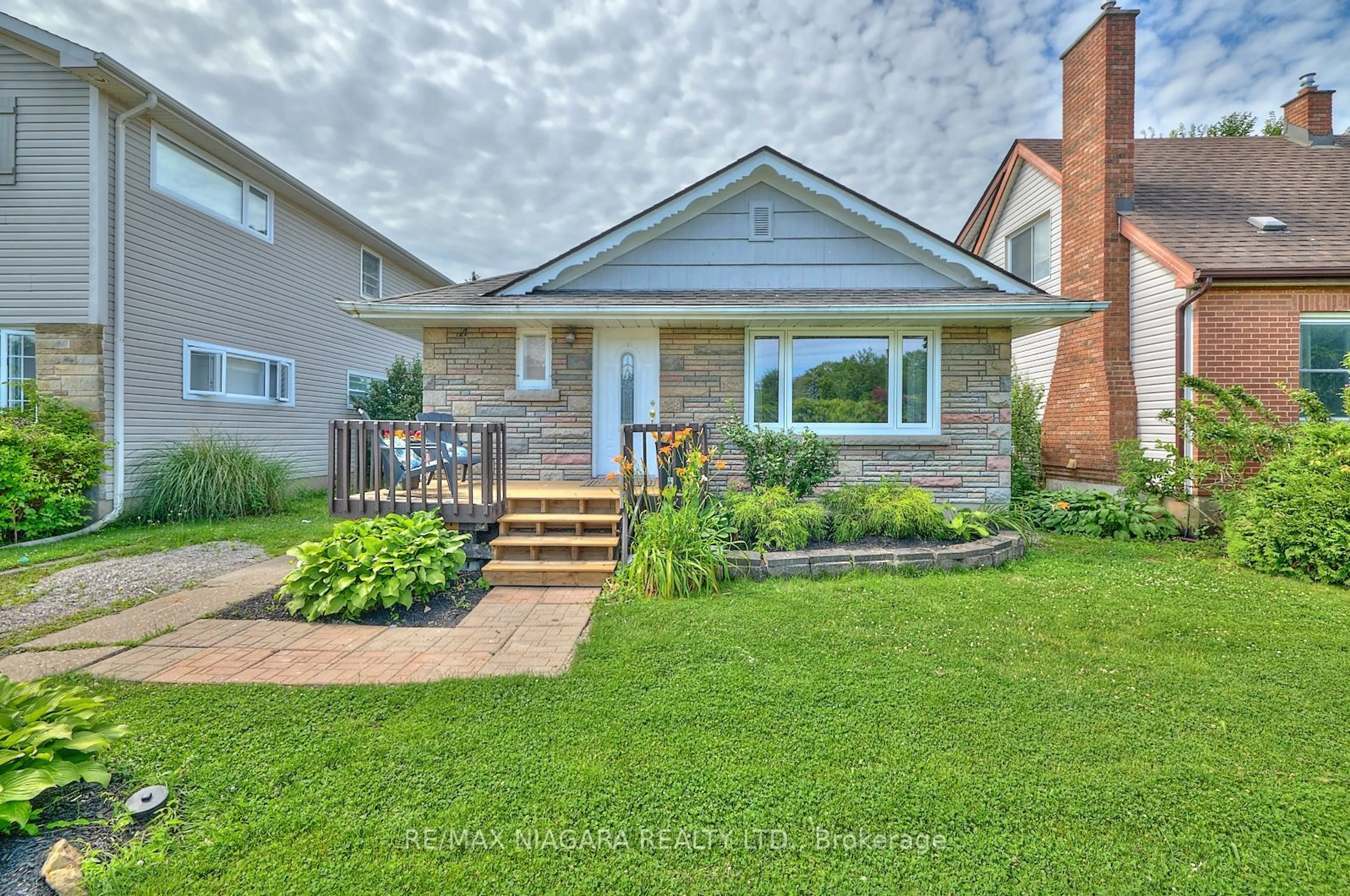 Frontside or backside of a home, cottage for 12 Cliff Rd, St. Catharines Ontario L2R 3W1