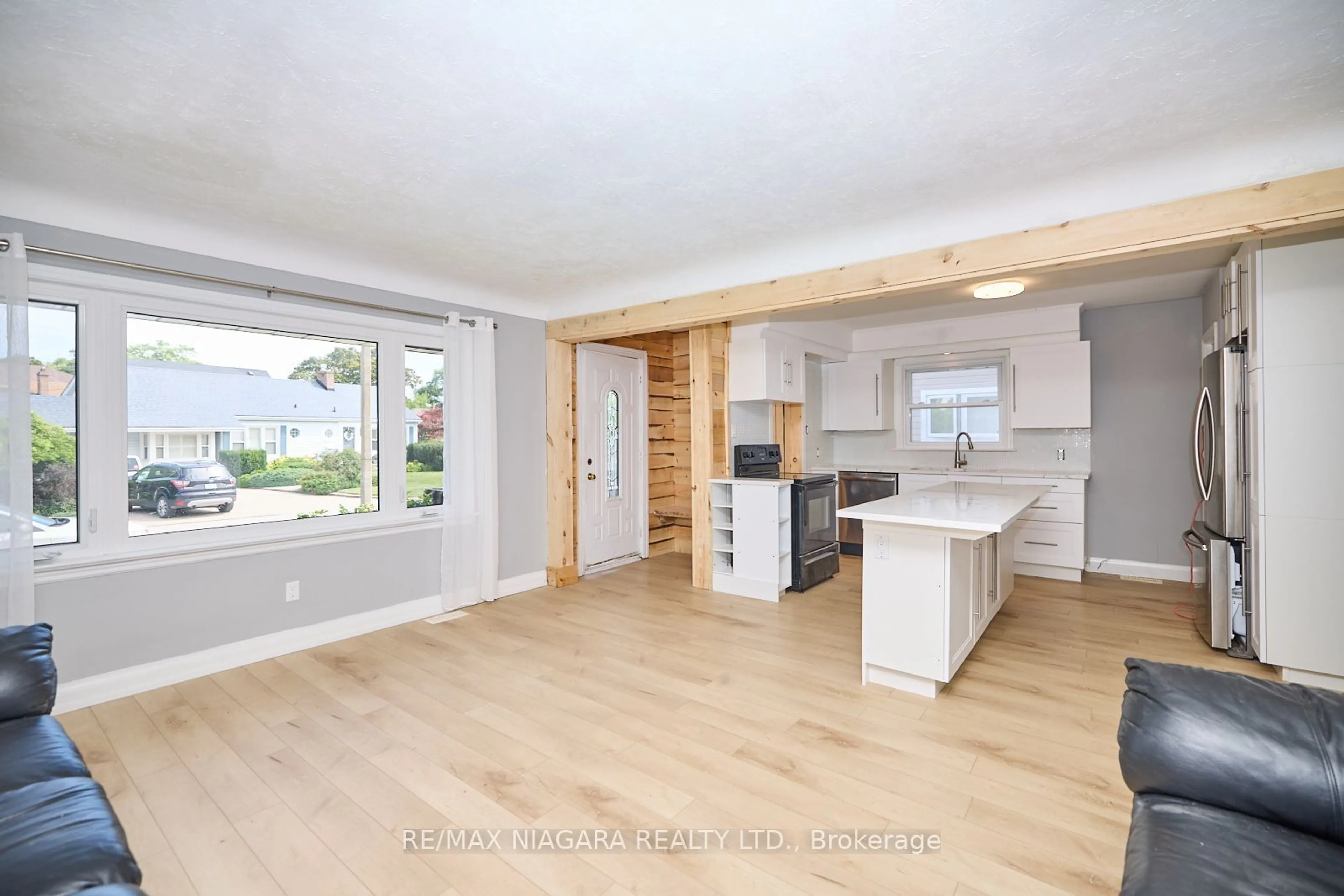 Open concept kitchen for 12 Cliff Rd, St. Catharines Ontario L2R 3W1