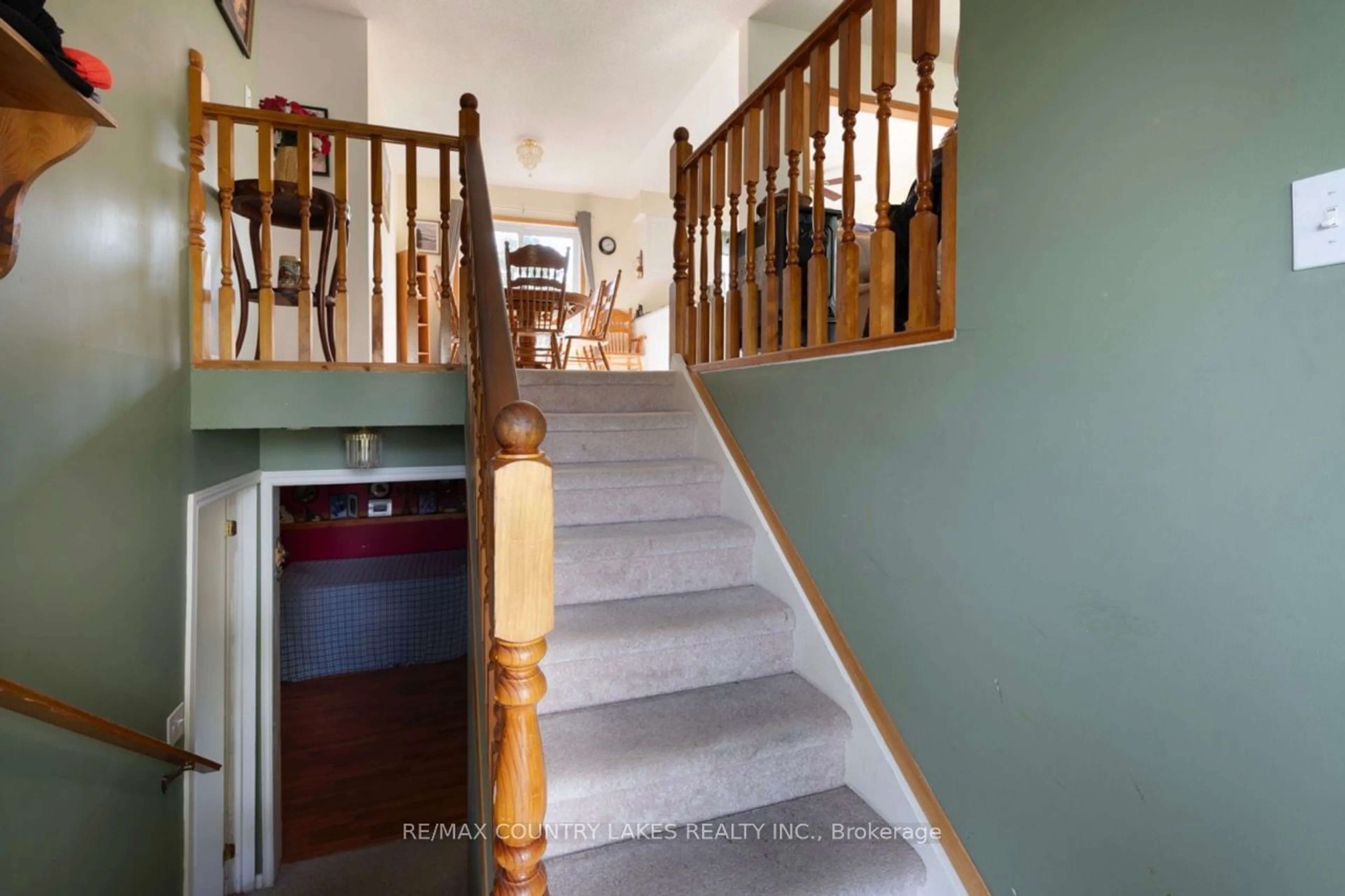 Indoor foyer, wood floors for 4 Greenwood Cres, Kawartha Lakes Ontario K0M 2T0