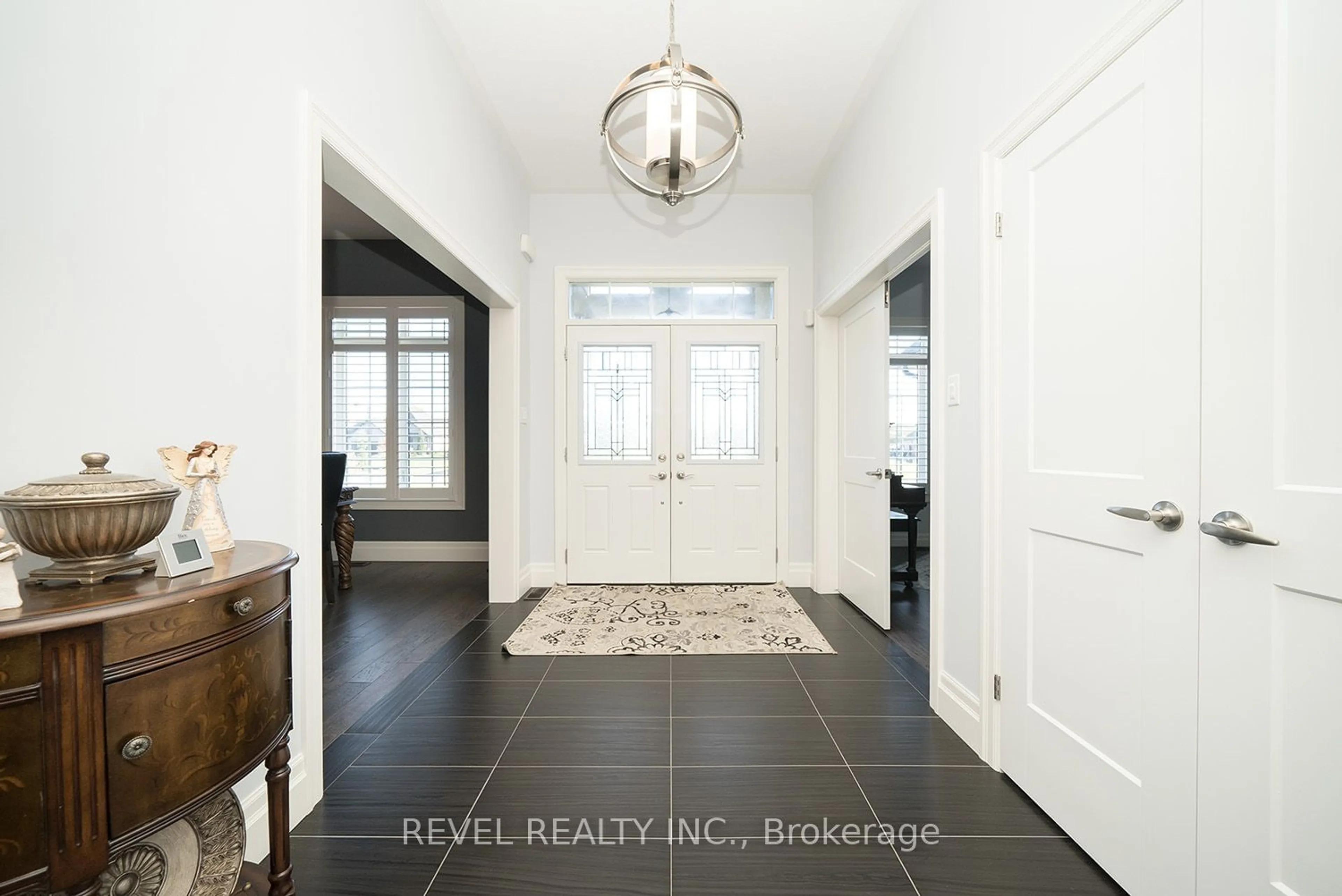 Indoor entryway, wood floors for 21 Tedley Blvd, Brantford Ontario N3T 0E3