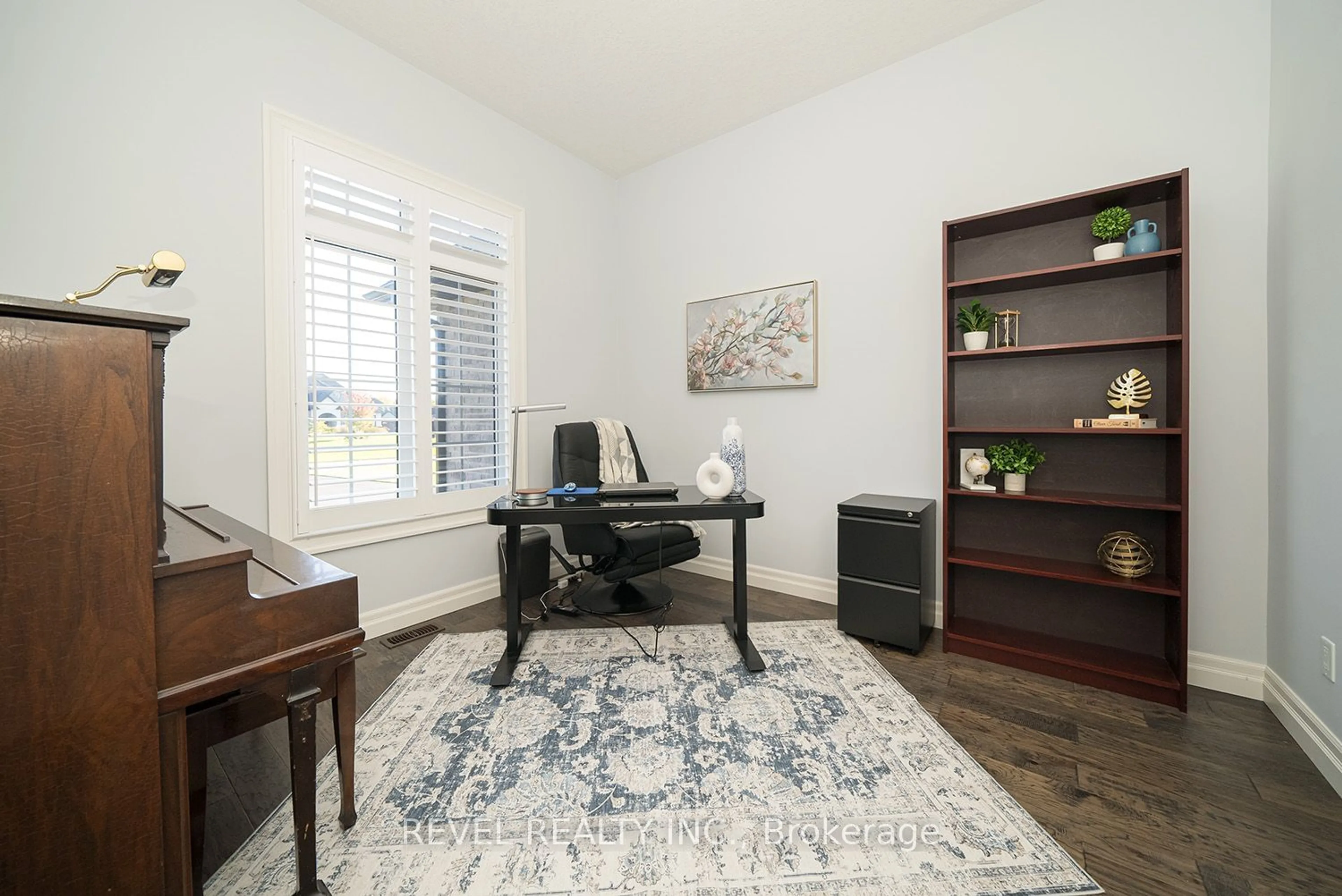 A pic of a room, wood floors for 21 Tedley Blvd, Brantford Ontario N3T 0E3