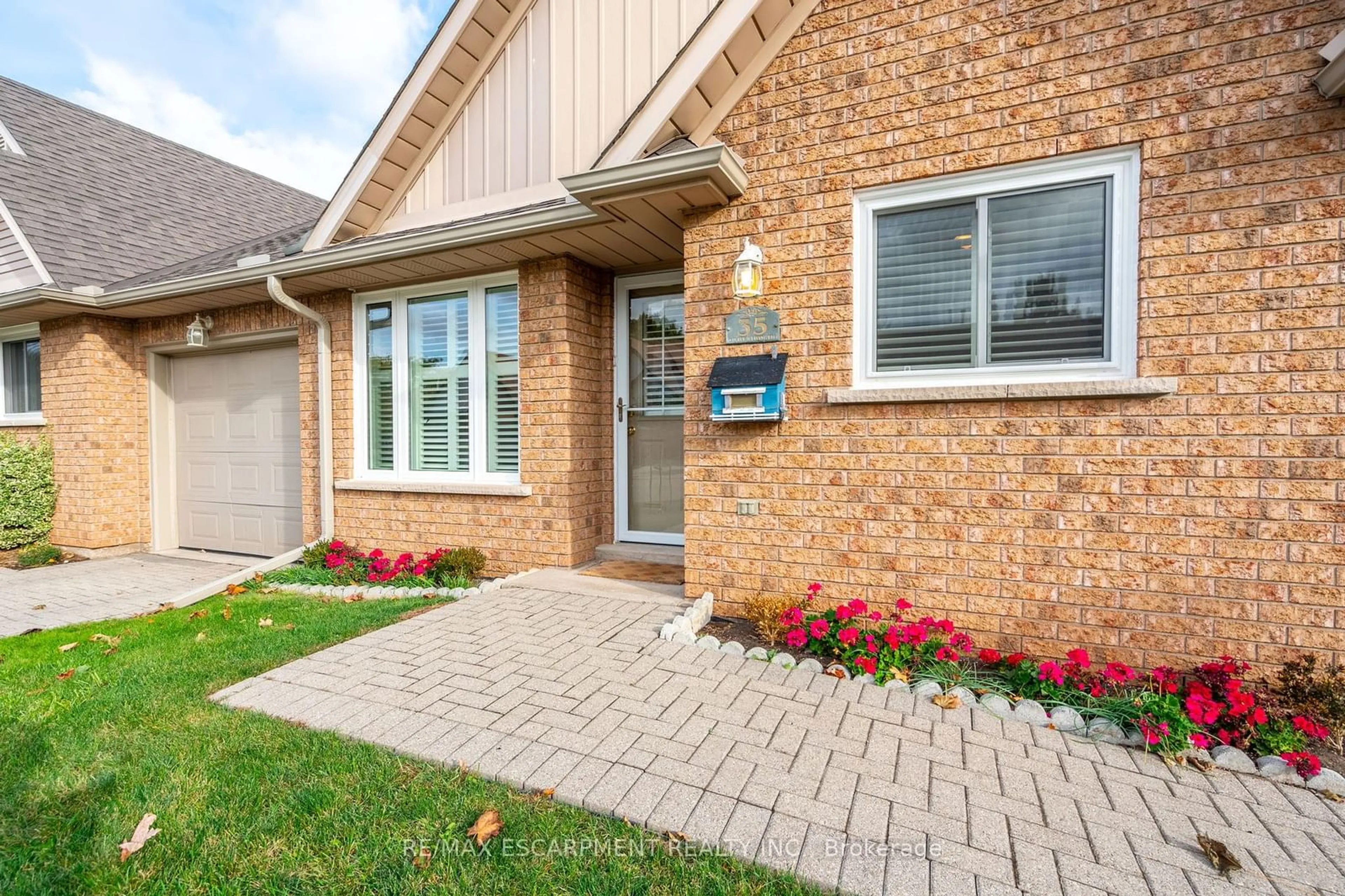 Home with brick exterior material for 10 Wentworth Dr #35, Grimsby Ontario L3M 5G3