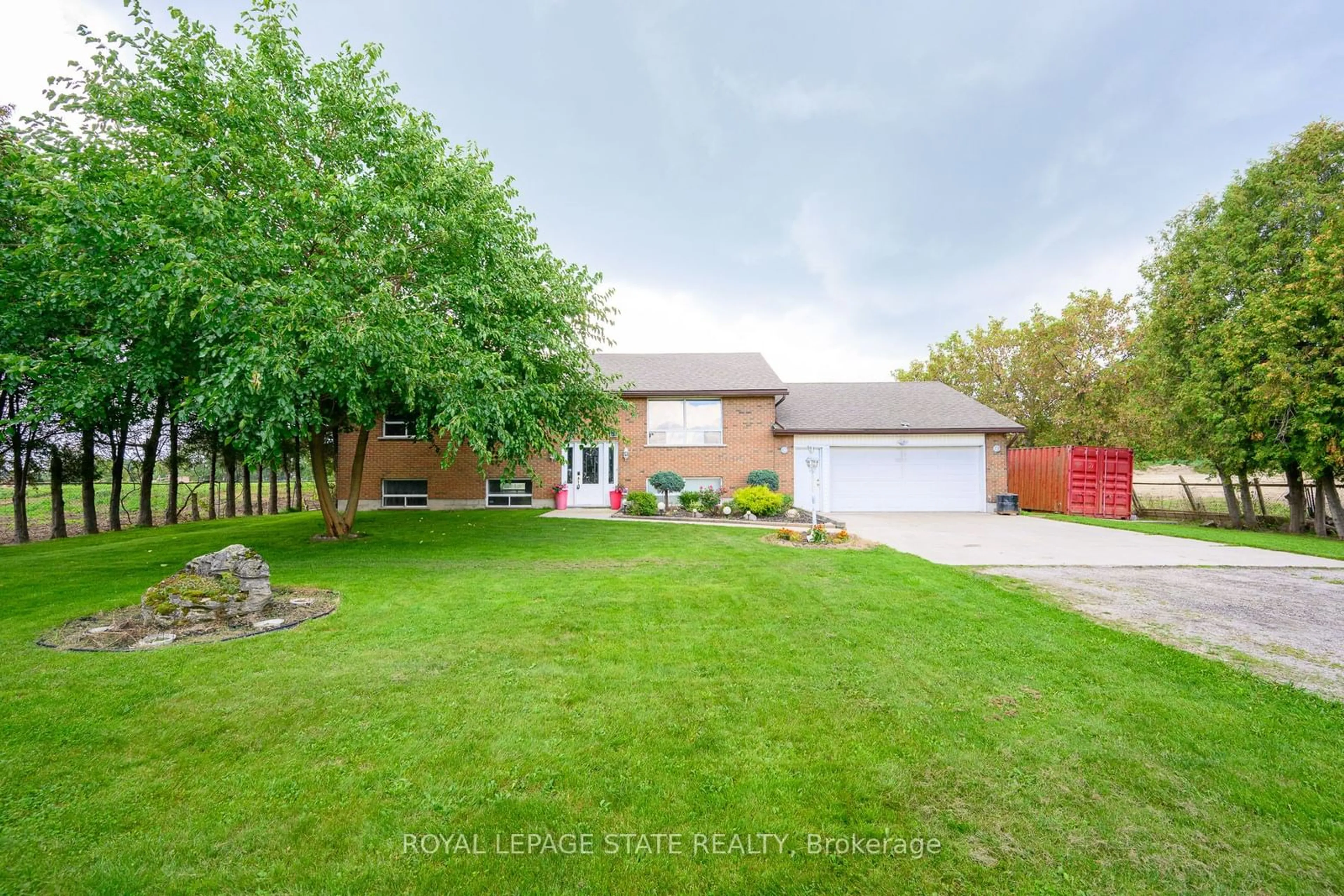 Frontside or backside of a home, the fenced backyard for 515 Brock Rd, Hamilton Ontario L9H 5E4