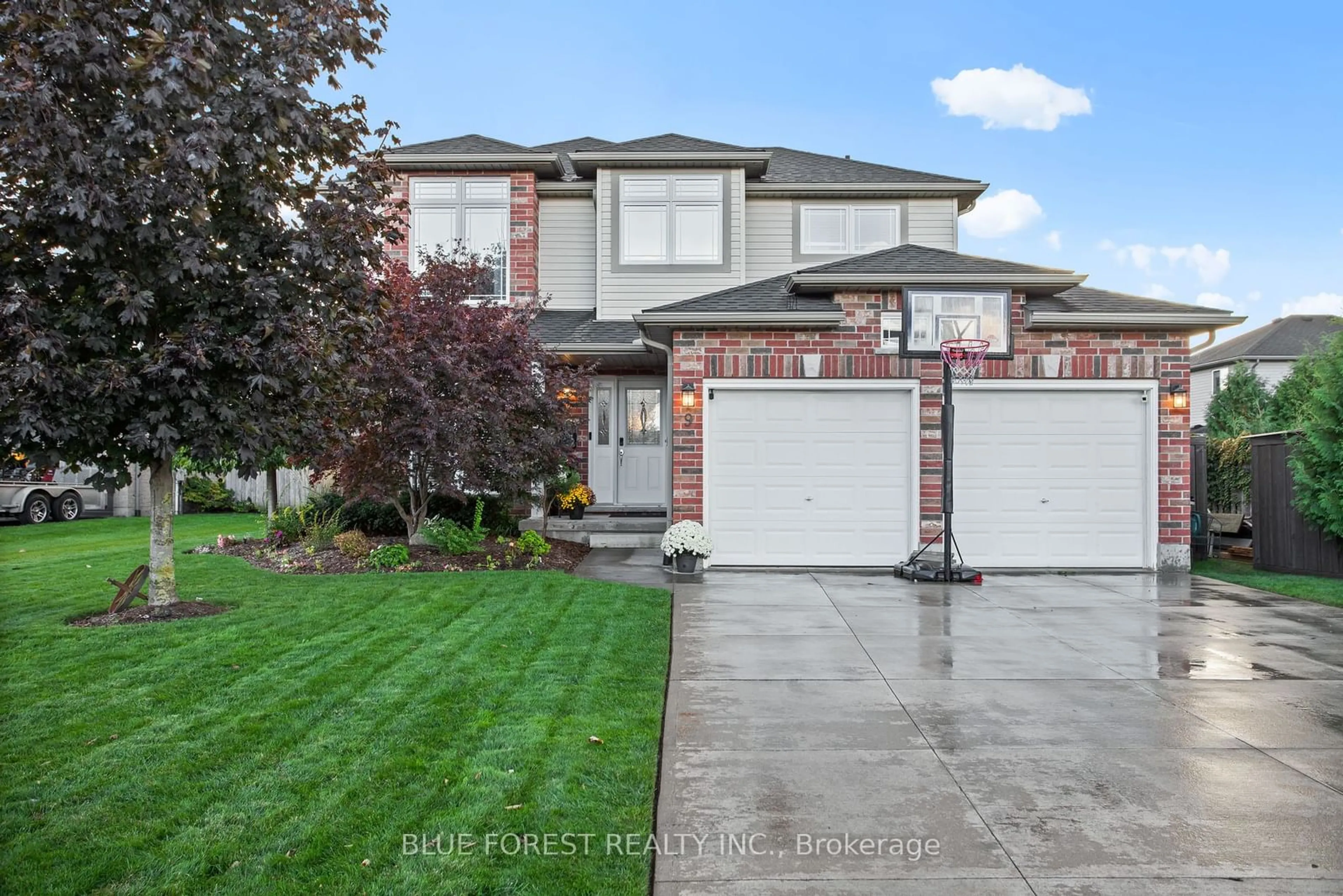 Frontside or backside of a home, the street view for 9 Fieldrun Dr, Middlesex Centre Ontario N0L 1R0