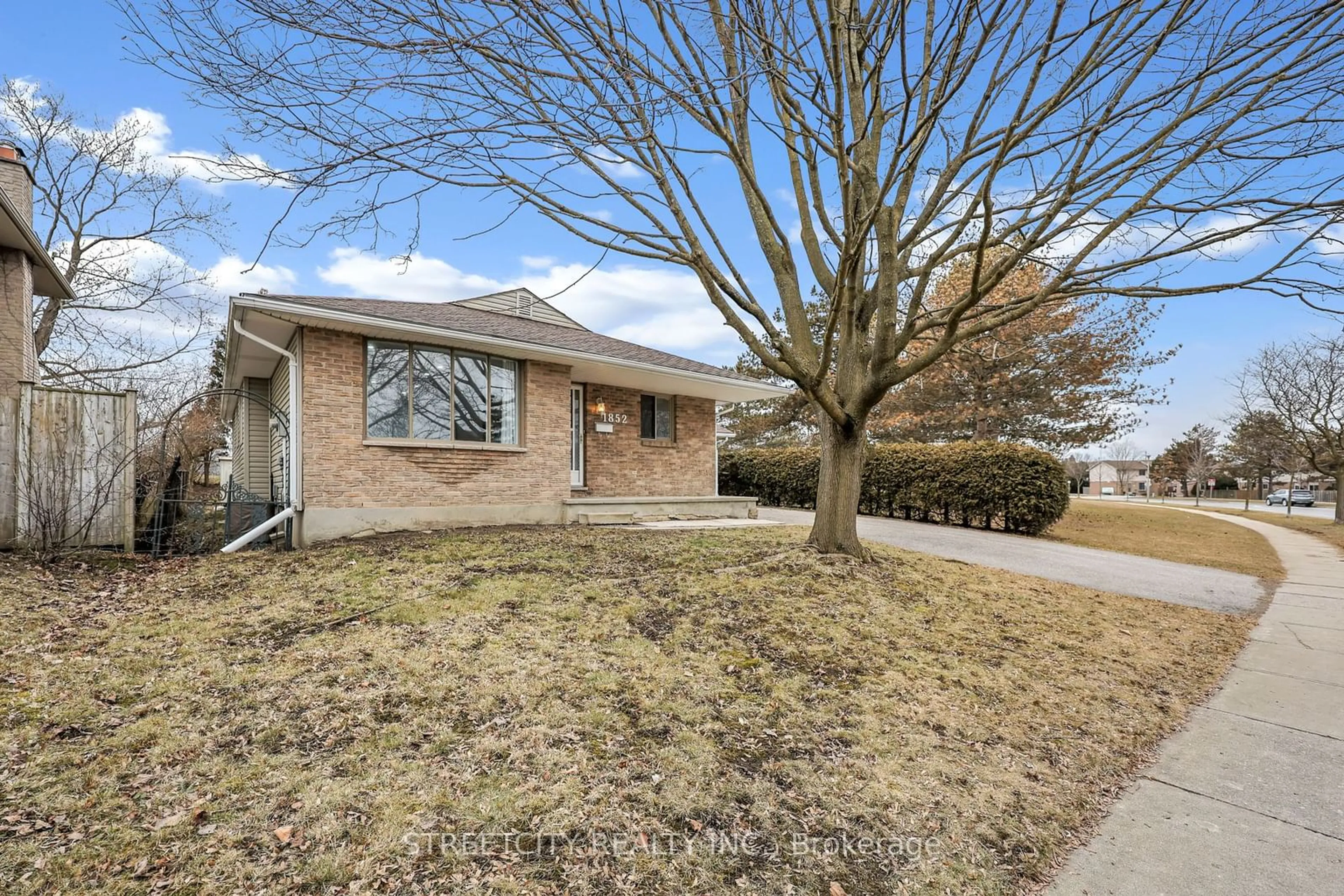 A pic from exterior of the house or condo, the street view for 1852 Aldersbrook Rd, London Ontario N6G 3N4