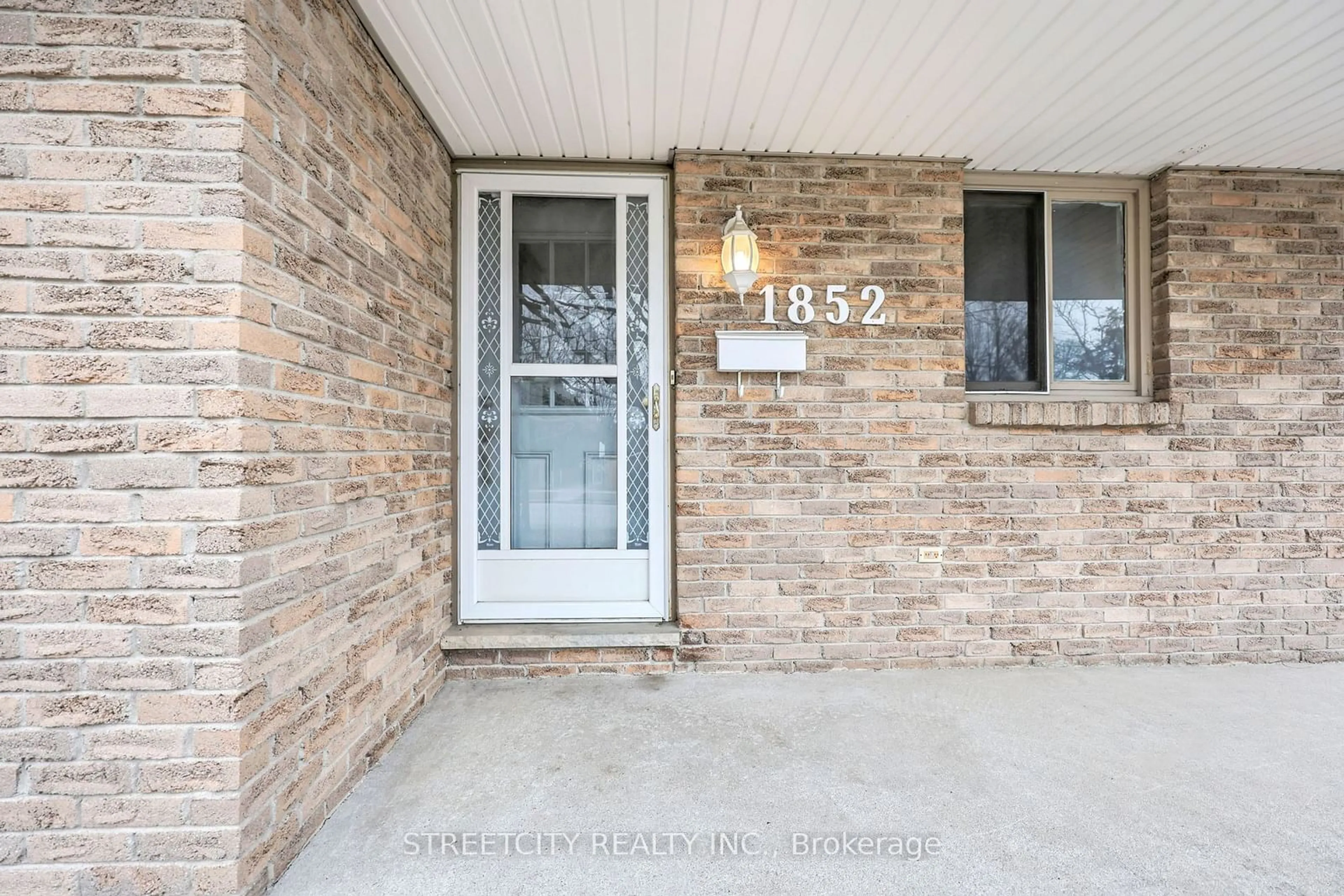 Indoor entryway, wood floors for 1852 Aldersbrook Rd, London Ontario N6G 3N4