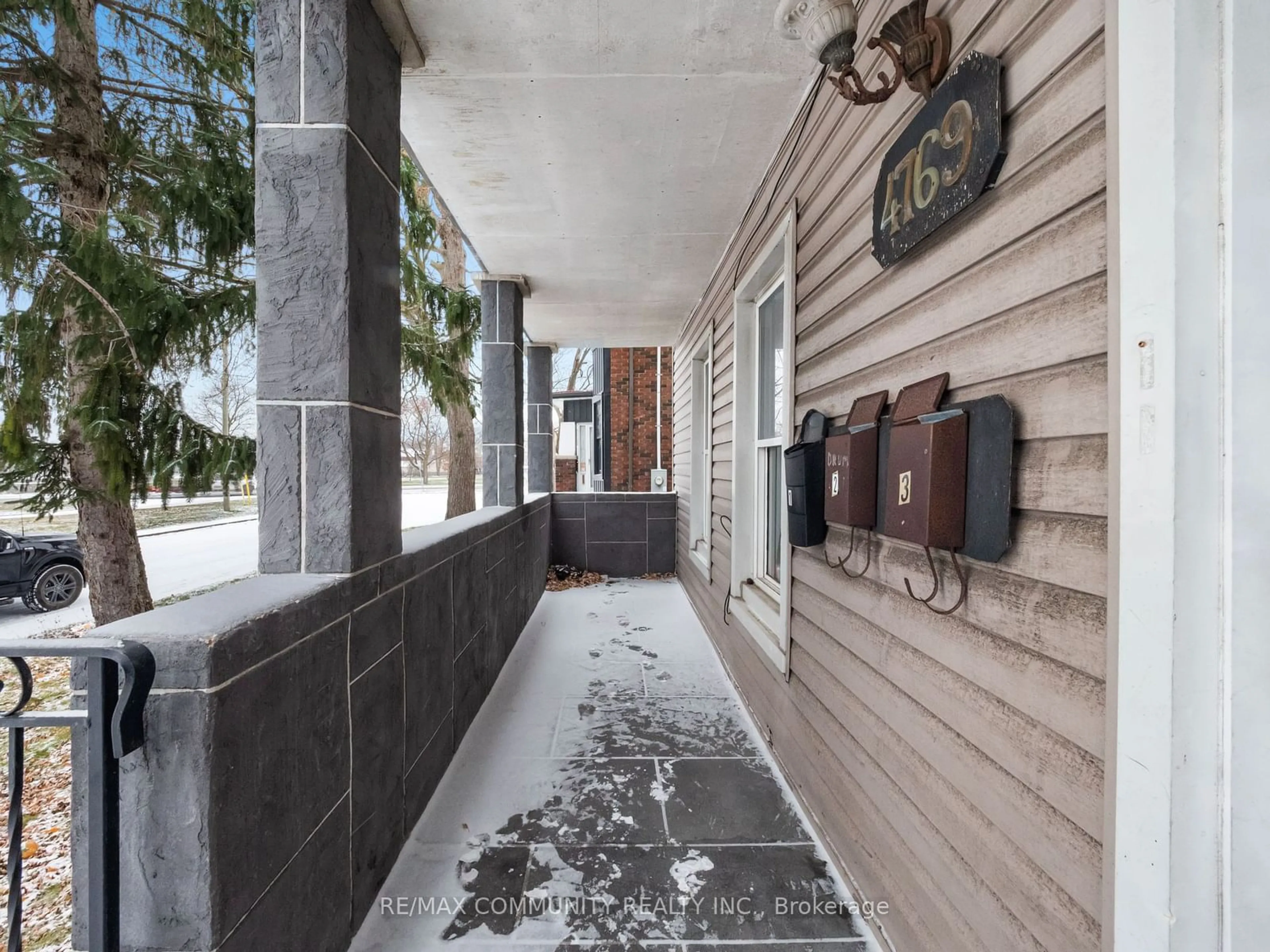 Indoor foyer, cement floor for 4769 Mcdougall Cres, Niagara Falls Ontario L2E 1B8