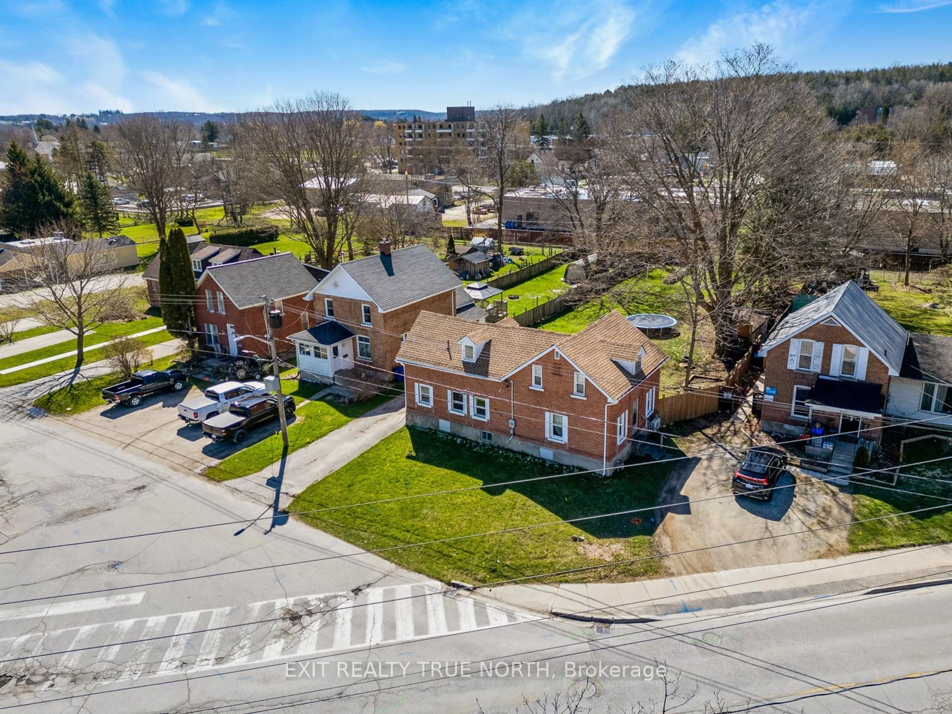 A pic from exterior of the house or condo, the street view for 835 11th St, Owen Sound Ontario N4K 3T4