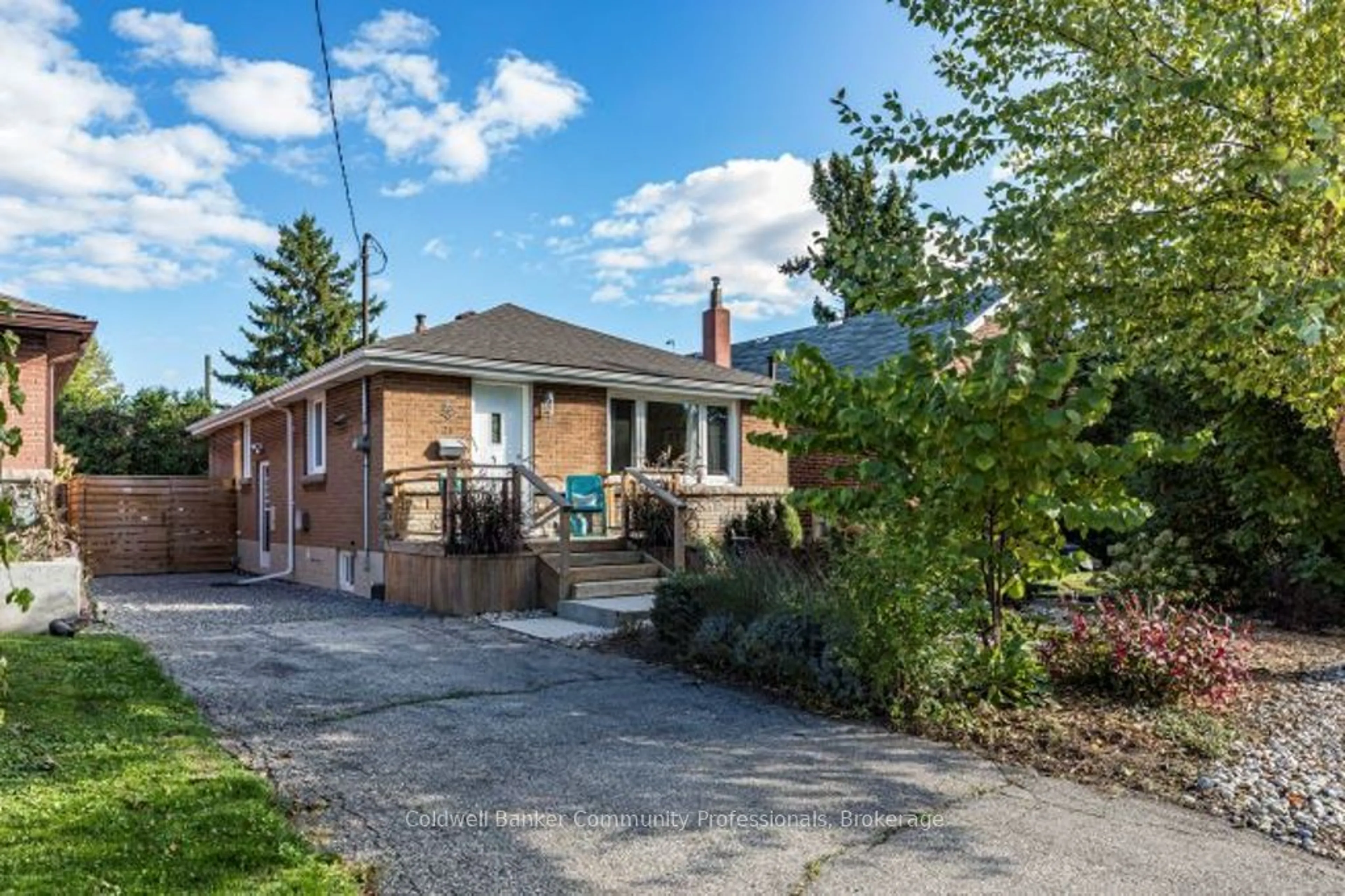 Frontside or backside of a home, cottage for 21 Linwood Ave, Hamilton Ontario L8P 4P3