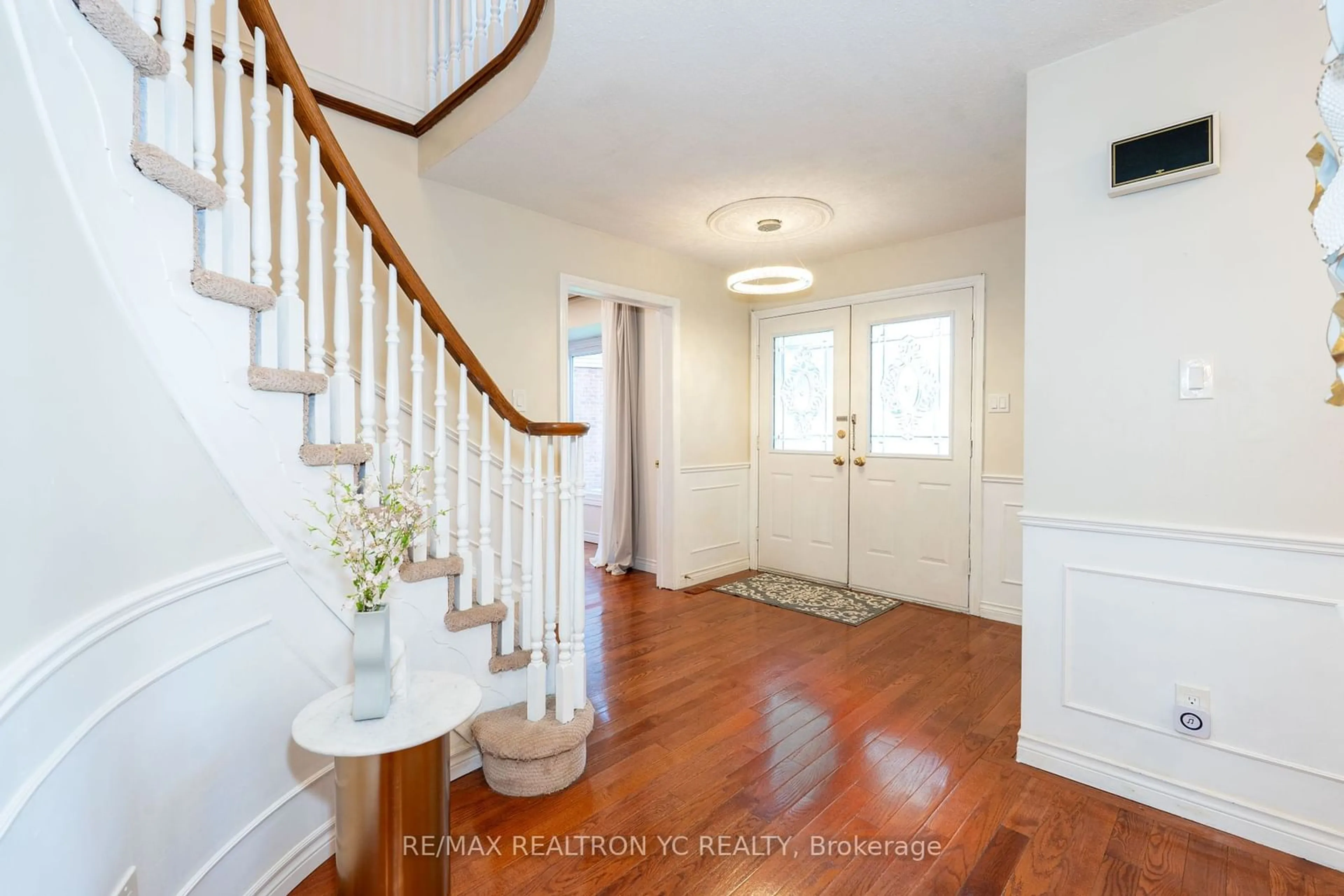 Indoor entryway, wood floors for 71 Chalfont Rd, London Ontario N6H 4Y5