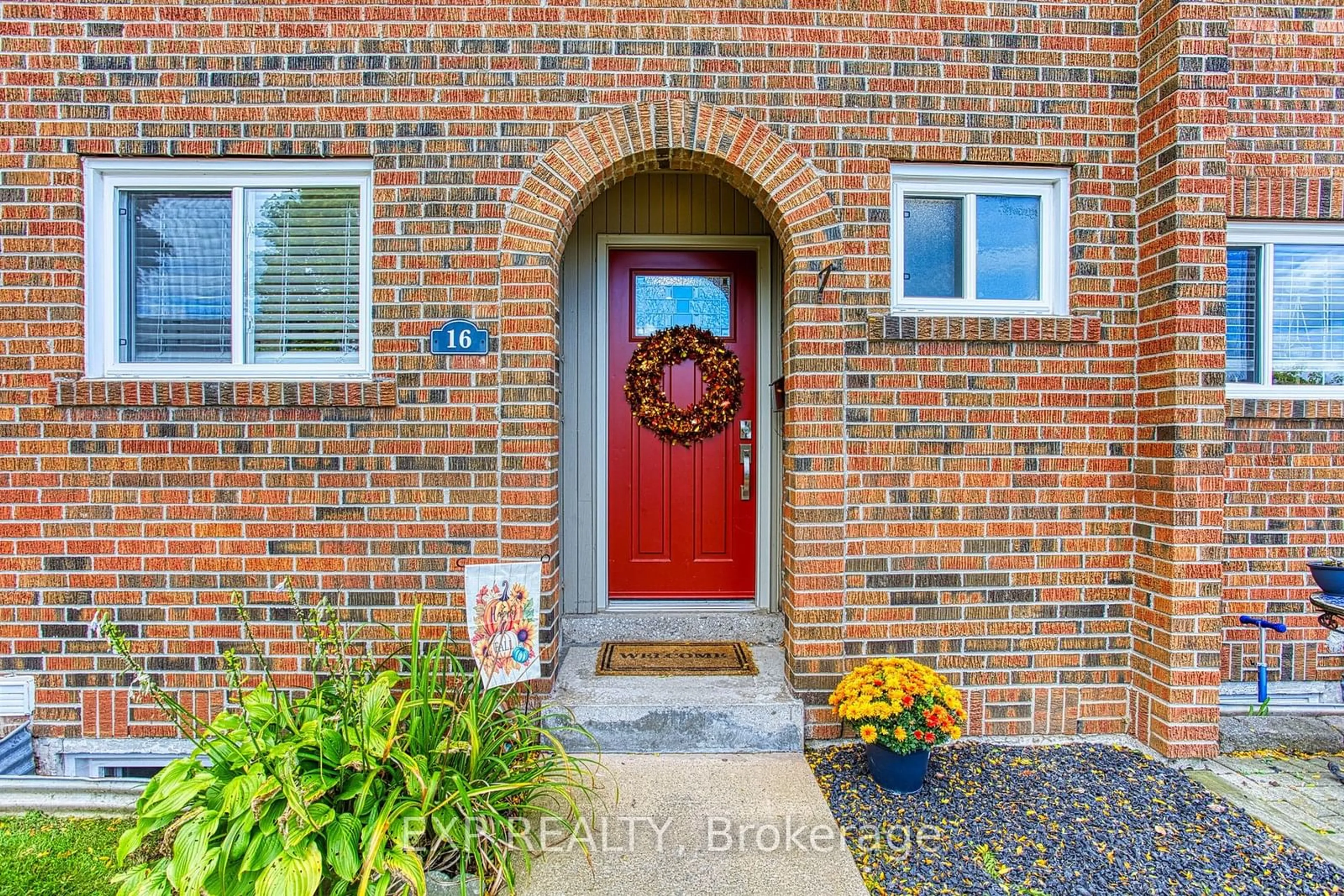 Indoor entryway, wood floors for 125 Livingston Ave #16, Grimsby Ontario L3M 4S5