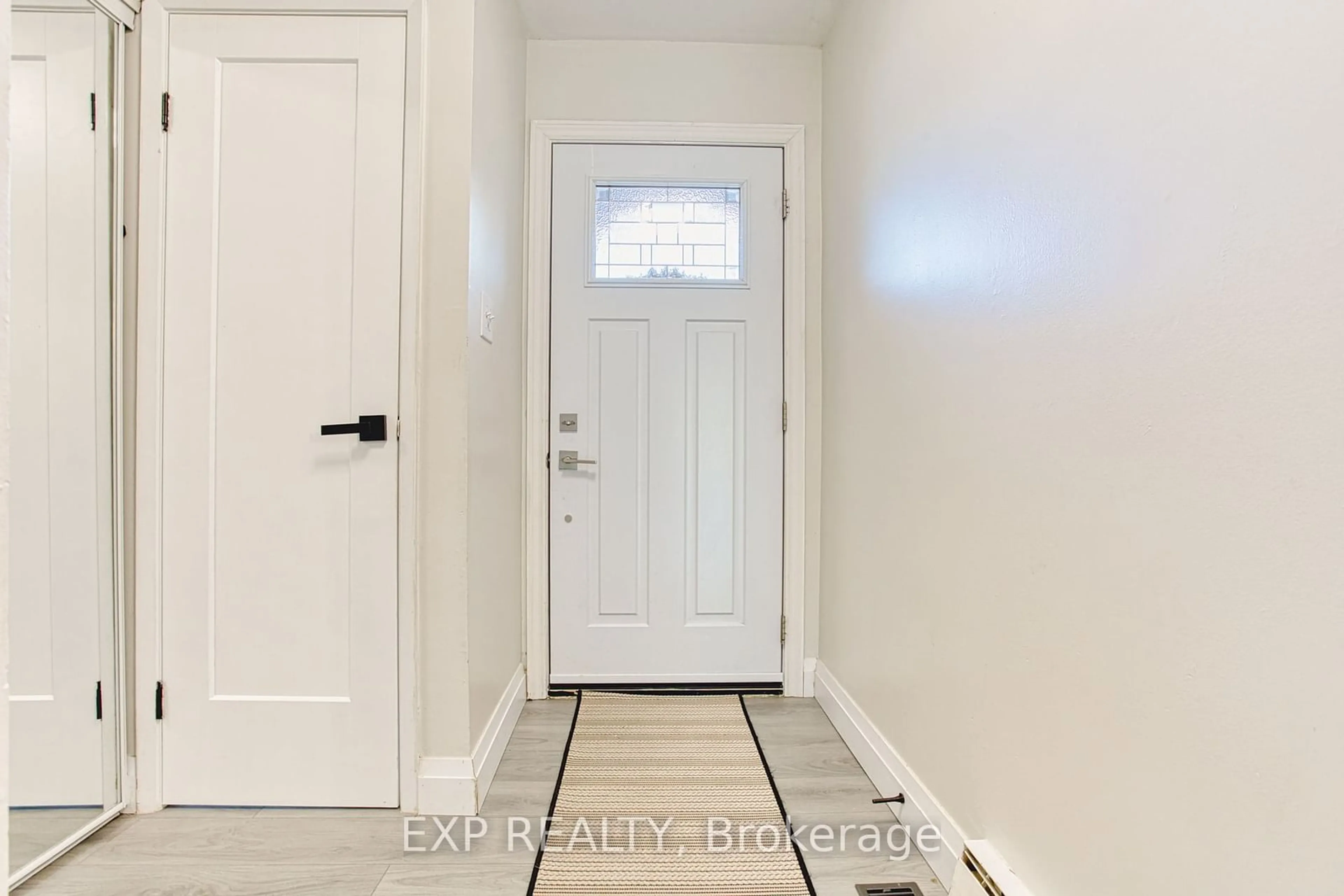 Indoor entryway, wood floors for 125 Livingston Ave #16, Grimsby Ontario L3M 4S5