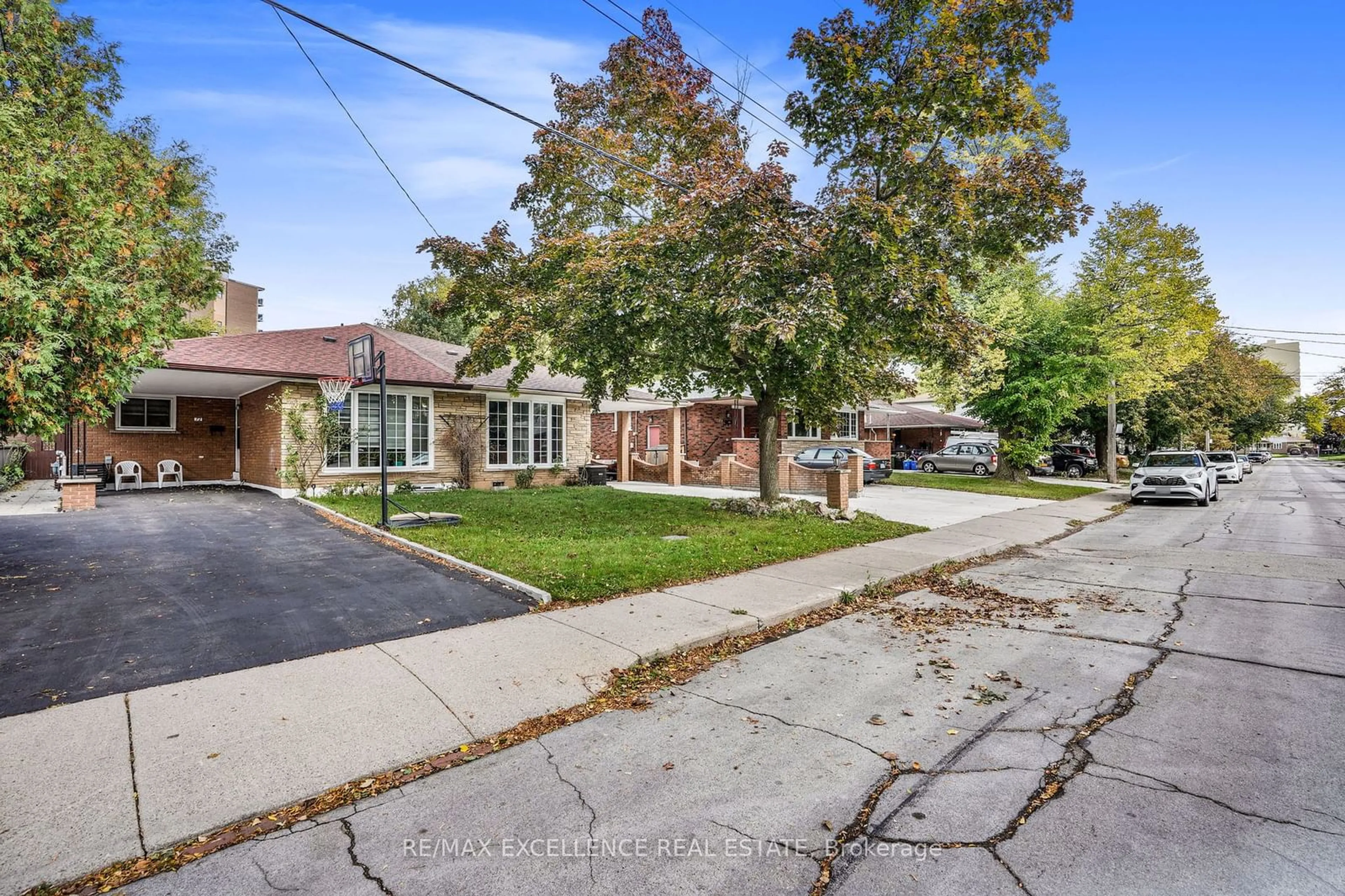 Frontside or backside of a home, the street view for 70 Gainsborough Rd, Hamilton Ontario L8E 1E1