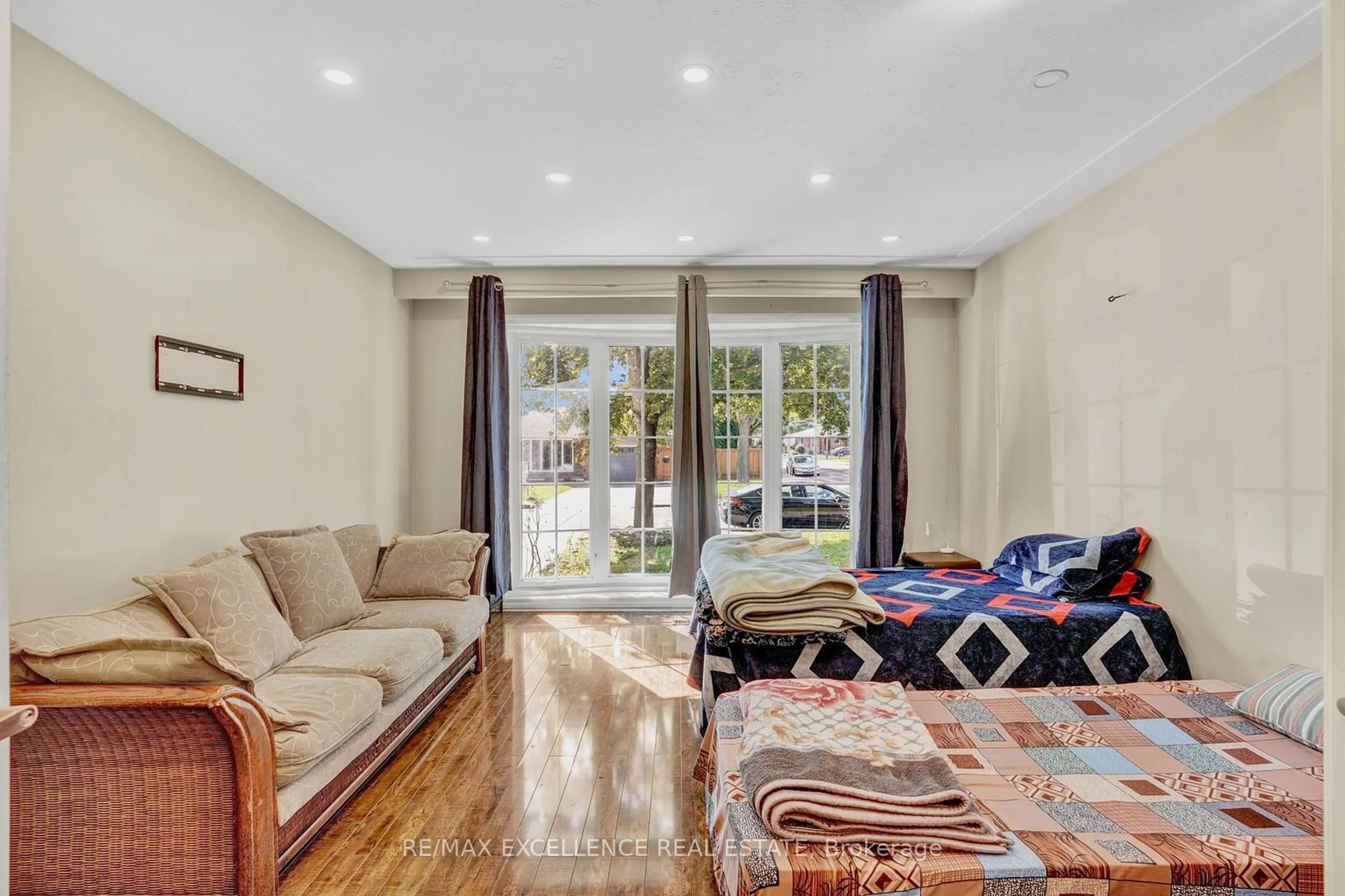 Living room, wood floors for 70 Gainsborough Rd, Hamilton Ontario L8E 1E1