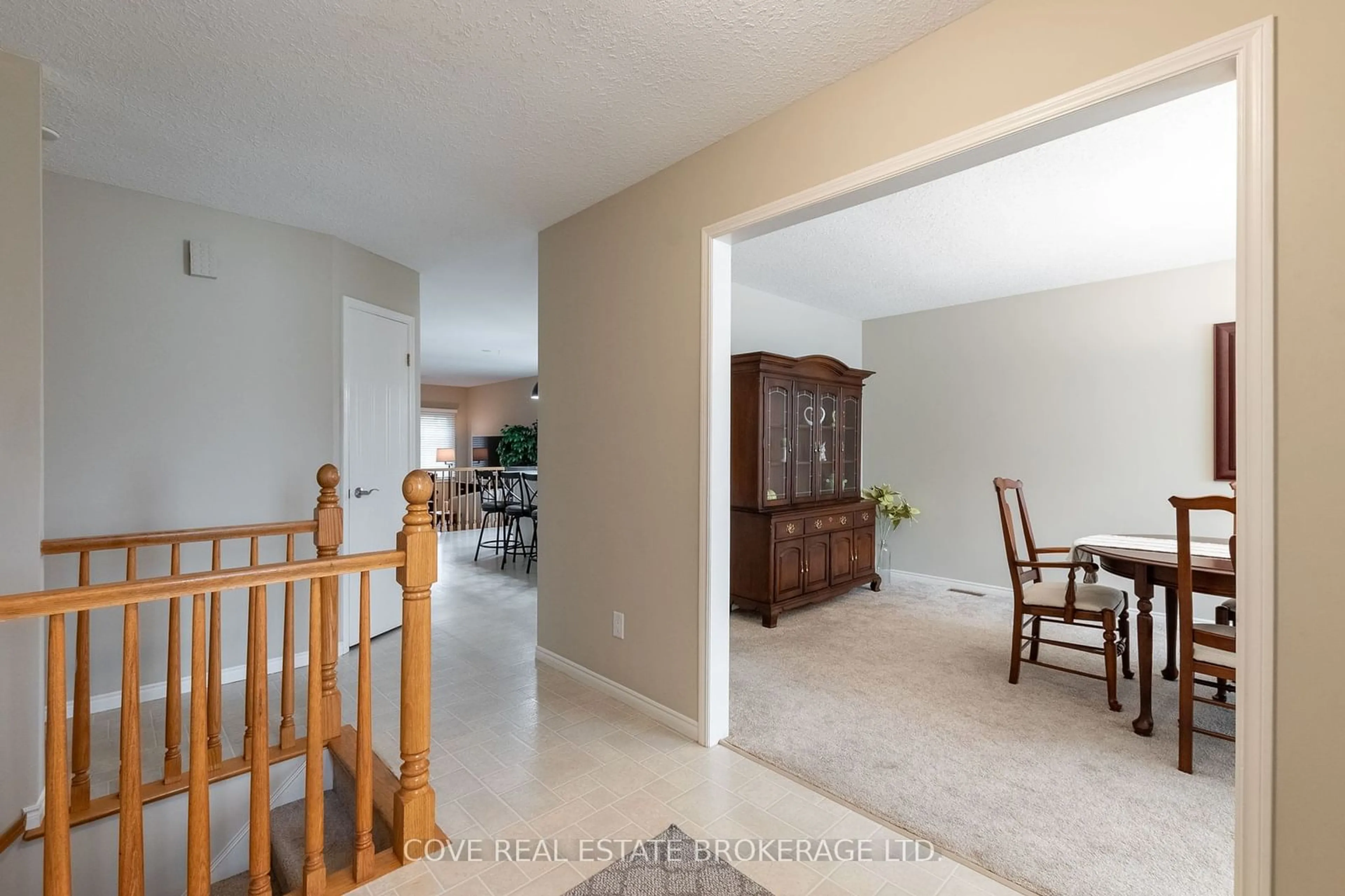 Indoor foyer, wood floors for 91 Chalfont Rd, London Ontario N6H 4Y5