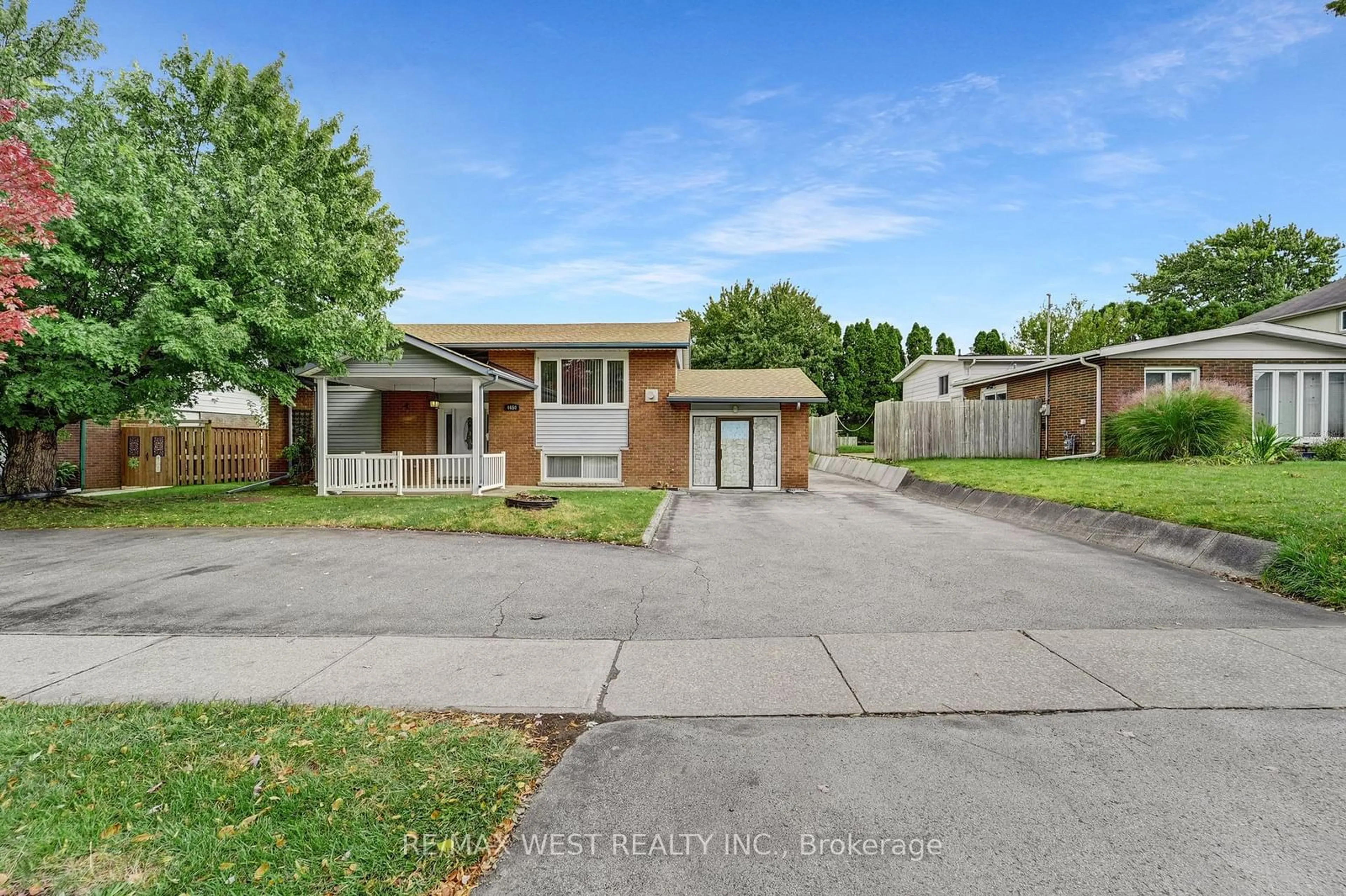 Frontside or backside of a home, the street view for 4650 Dorchester Rd, Niagara Falls Ontario L2E 6N6