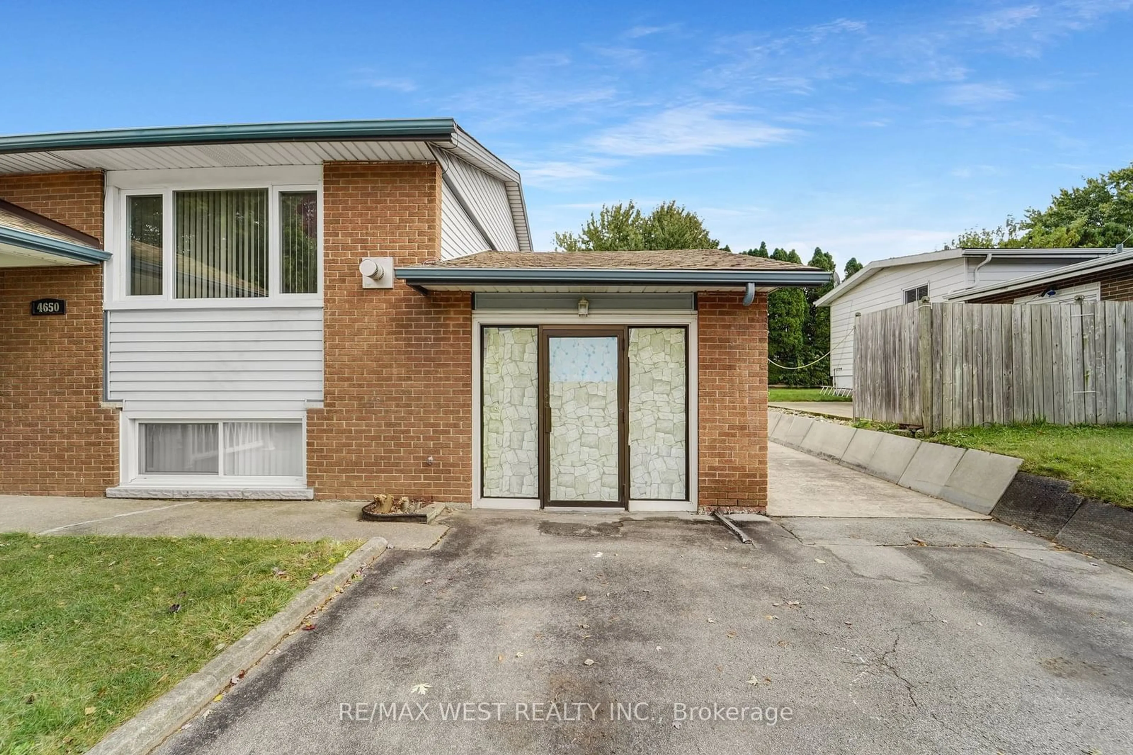 Frontside or backside of a home, the street view for 4650 Dorchester Rd, Niagara Falls Ontario L2E 6N6