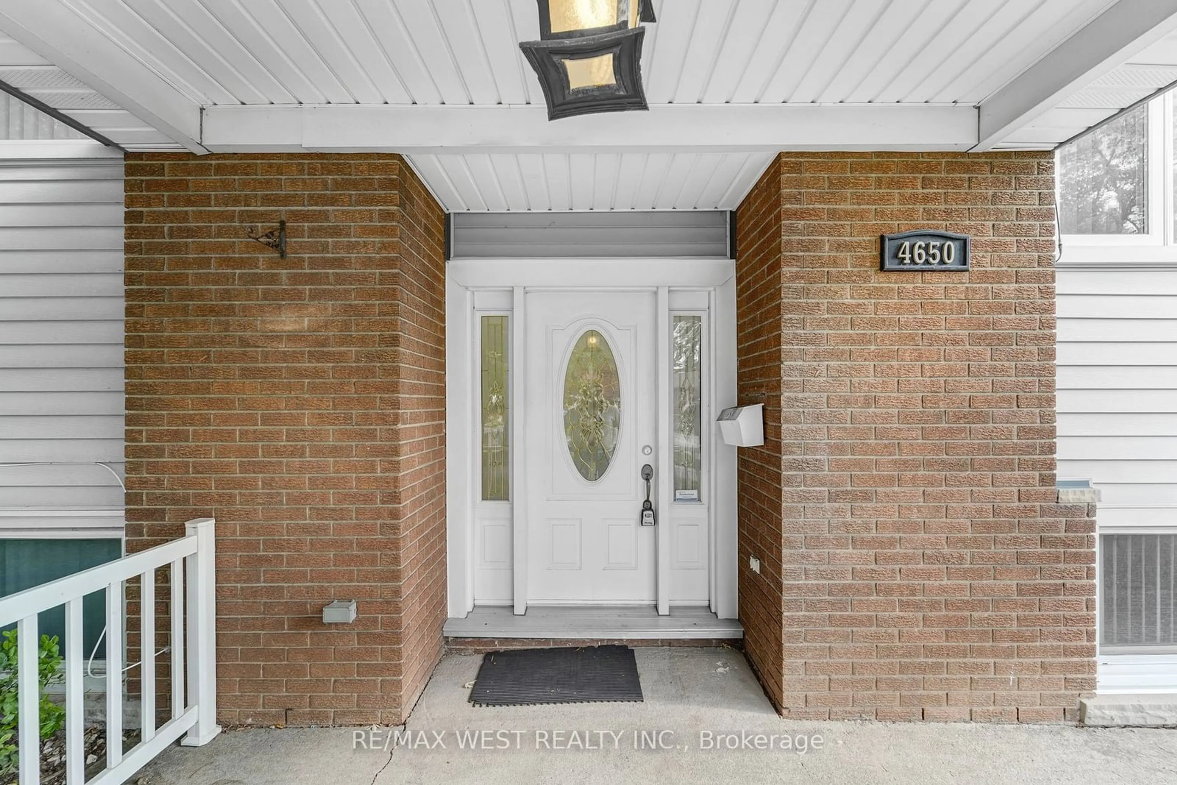 Indoor entryway, wood floors for 4650 Dorchester Rd, Niagara Falls Ontario L2E 6N6