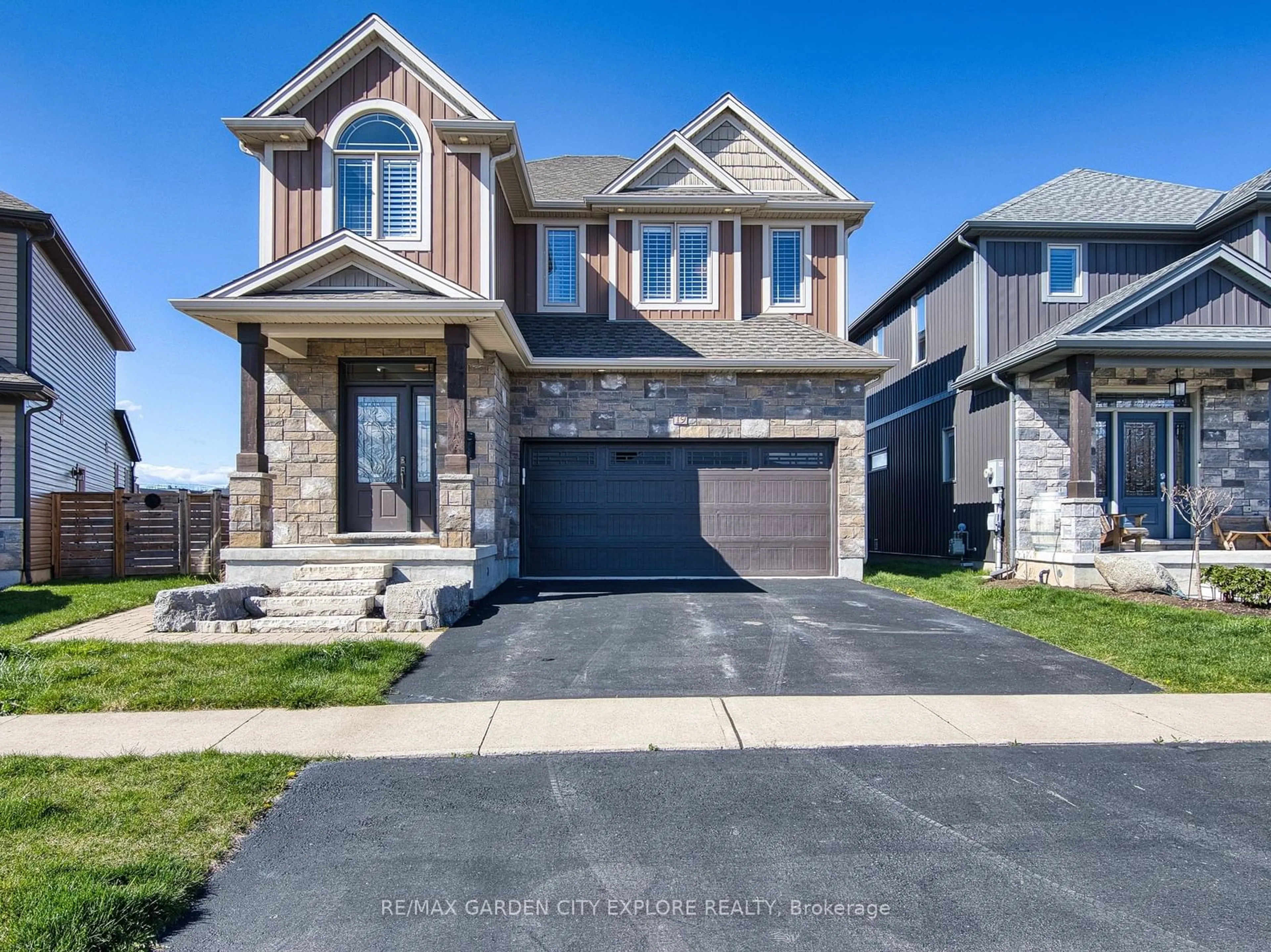 Frontside or backside of a home, the street view for 19 Moes Cres, St. Catharines Ontario L2M 1P8