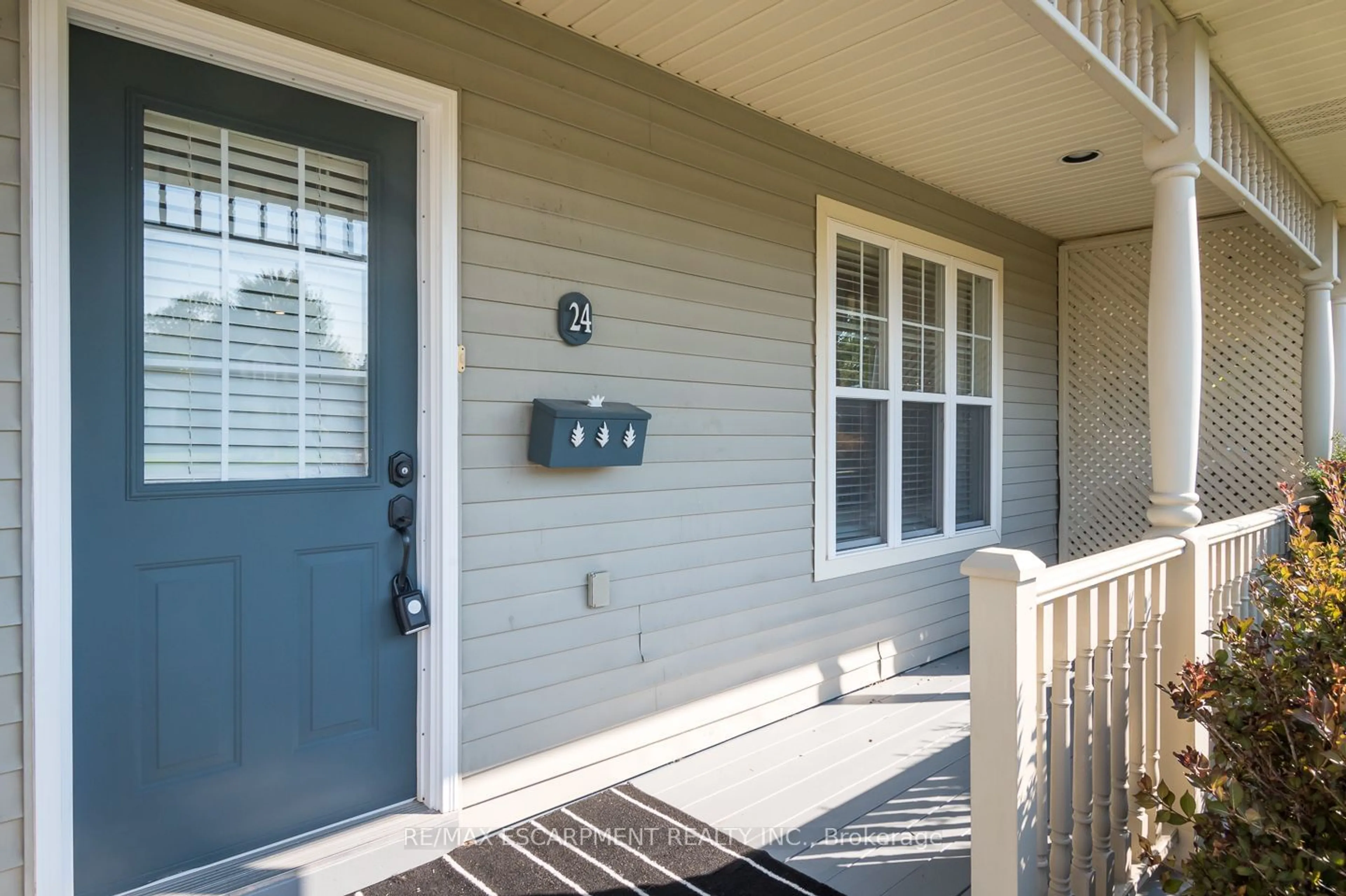 Indoor entryway for 24 Willver Dr, St. Catharines Ontario L2M 7Y1