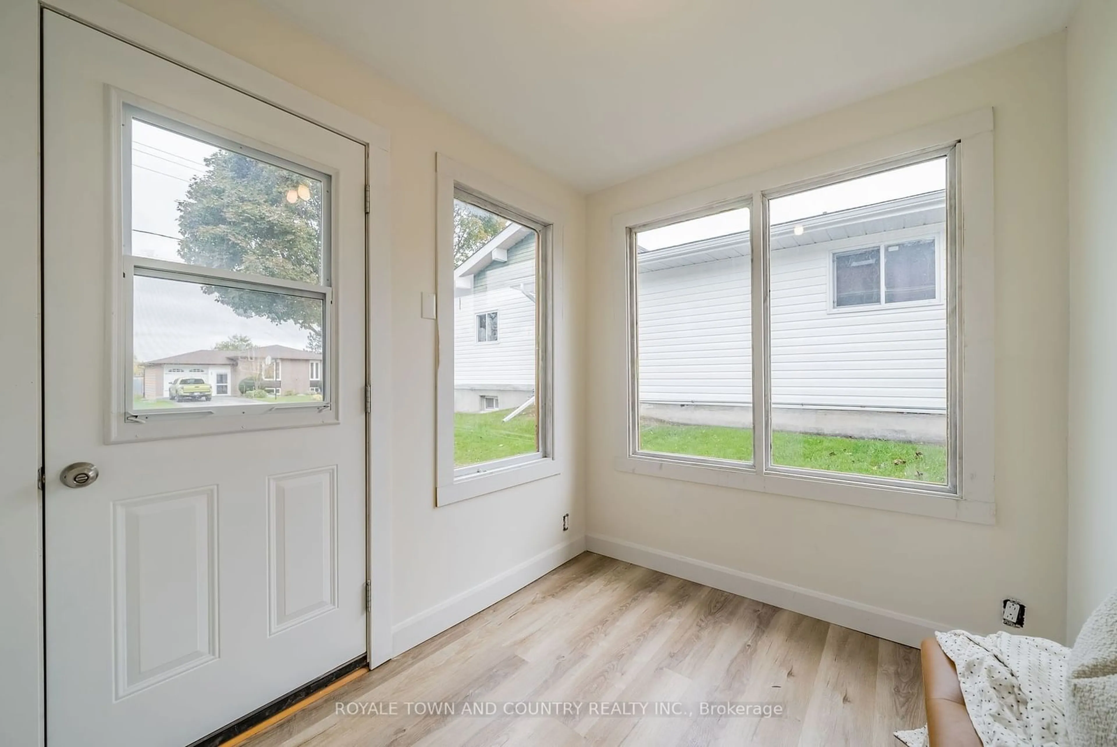 Indoor entryway, wood floors for 85 Denniston St, Kawartha Lakes Ontario K9V 1L4