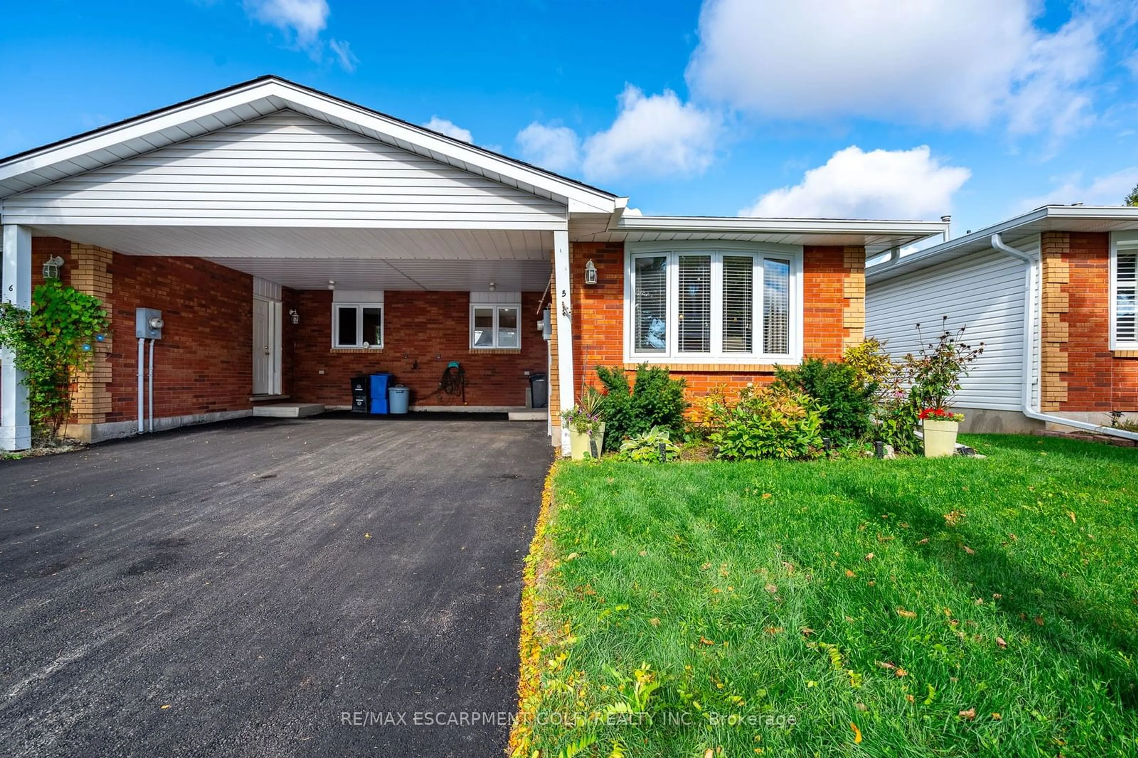 Frontside or backside of a home, cottage for 31 Kinross St #5, Haldimand Ontario N3W 1J7