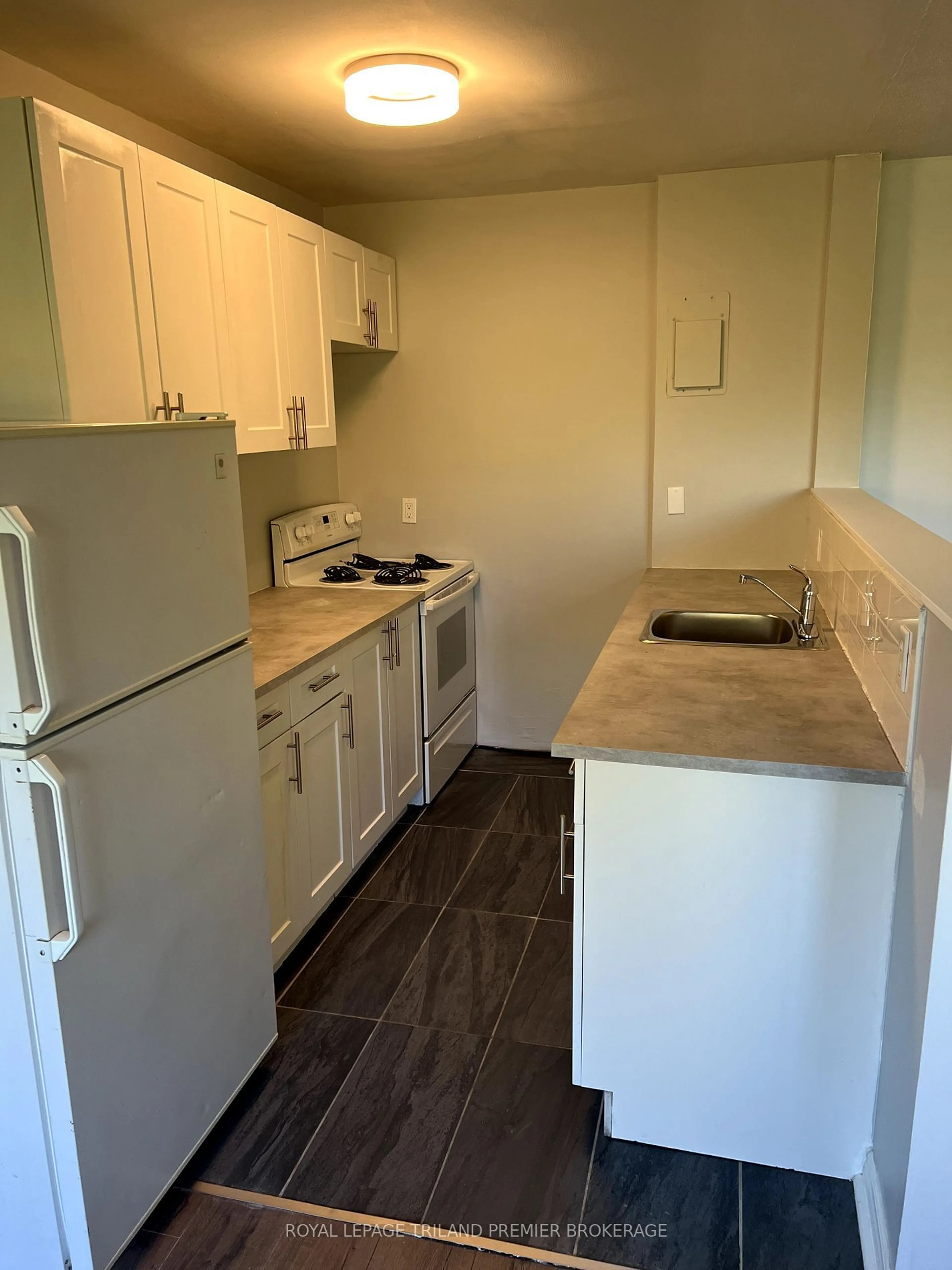 Standard kitchen for 1174 Hamilton Rd #303, London Ontario N5W 1A9