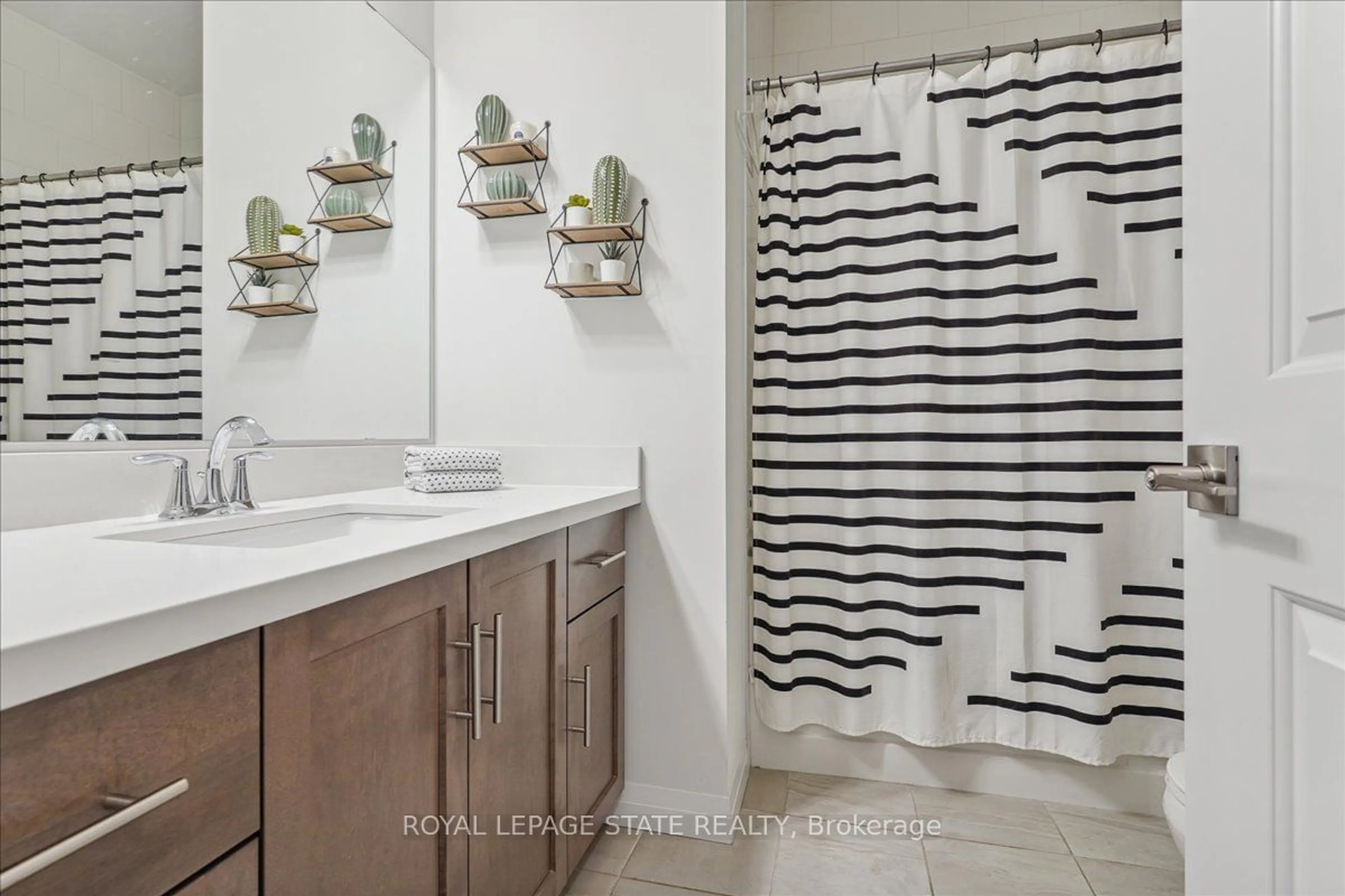 Contemporary bathroom, ceramic floors for 18 South Coast Circ, Fort Erie Ontario L0S 1B0