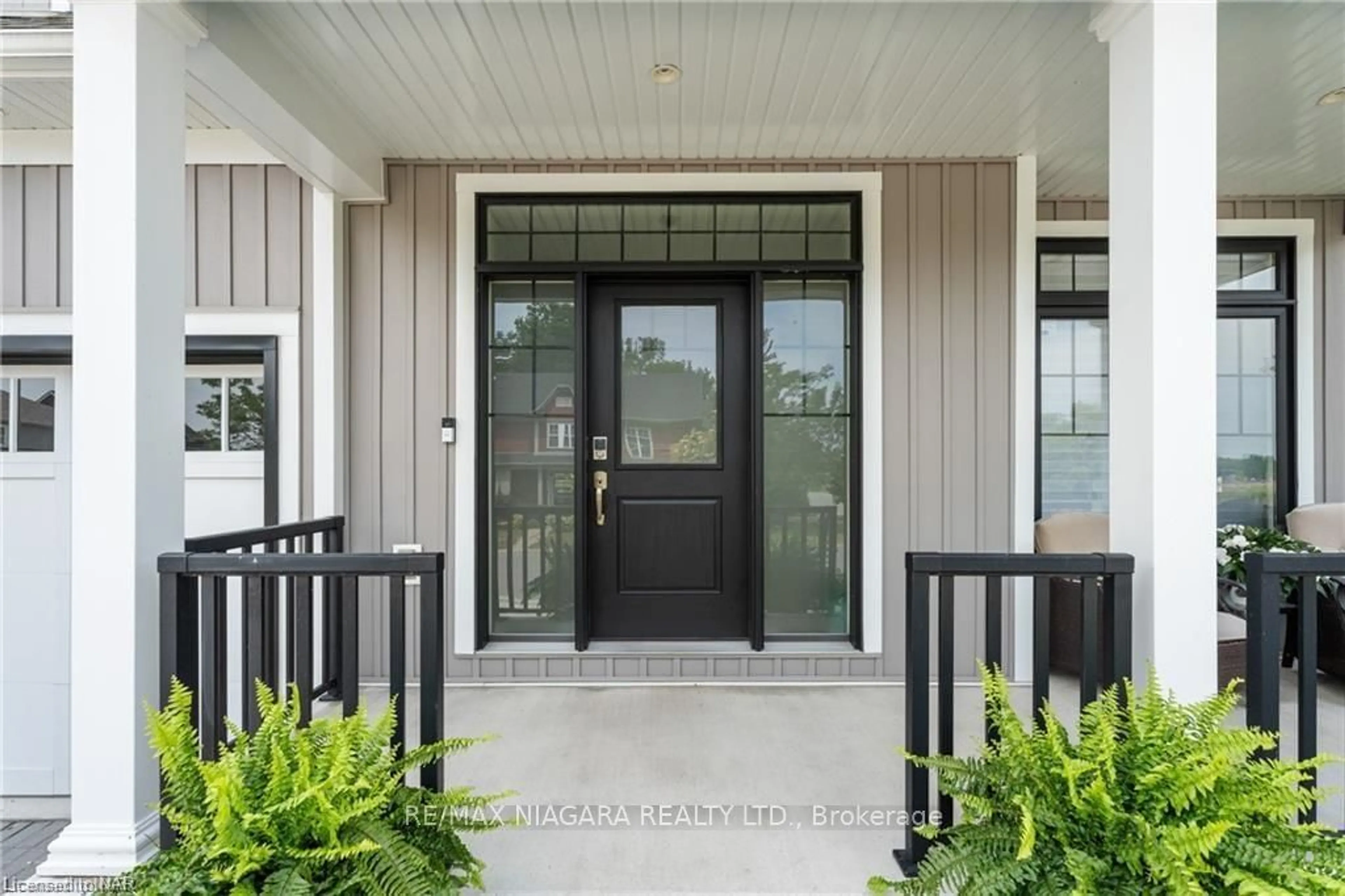 Indoor entryway, wood floors for 755 Lakeshore Rd, Fort Erie Ontario L2A 6W1