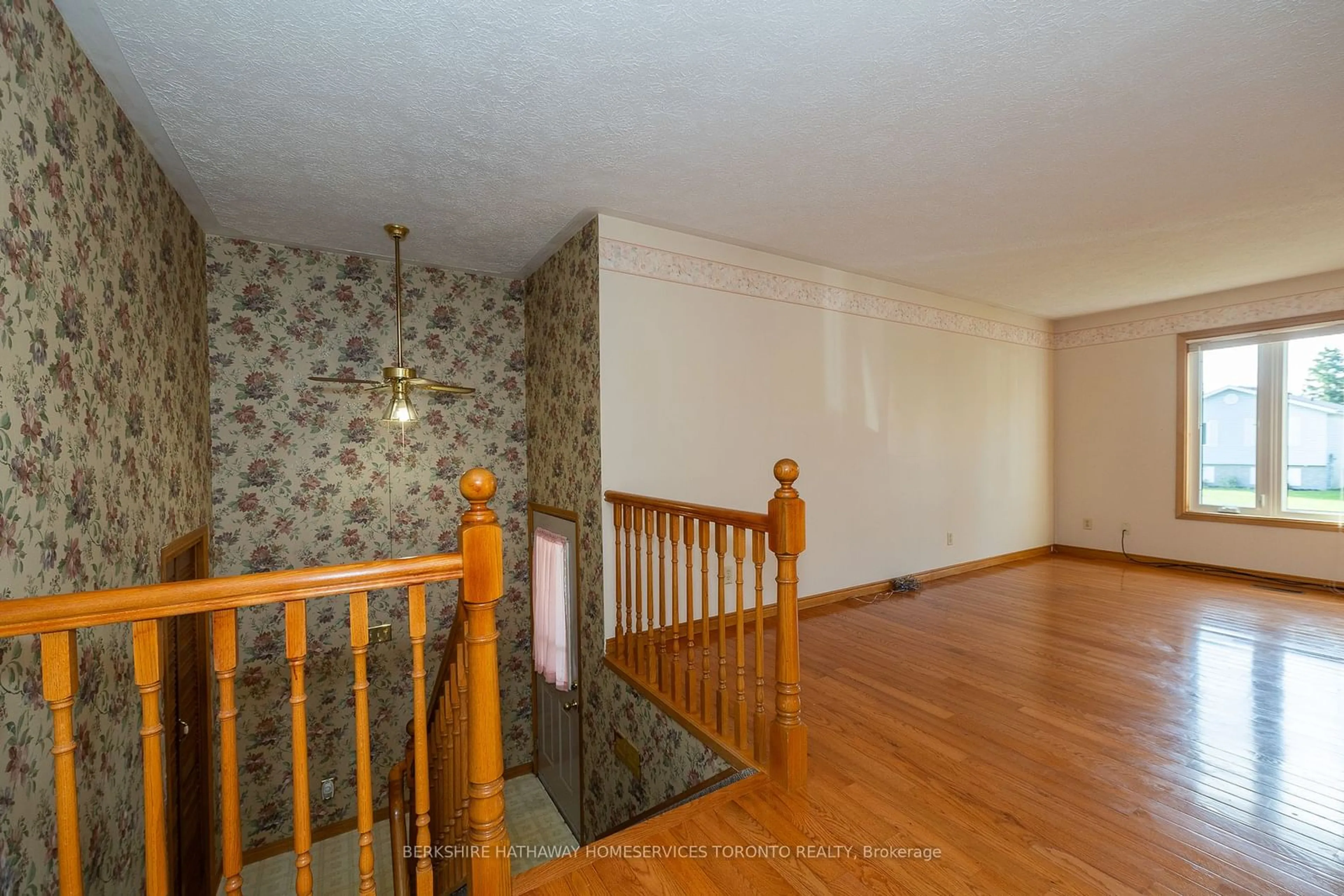 Indoor foyer, wood floors for 784 21st A St, Owen Sound Ontario N4K 6T2