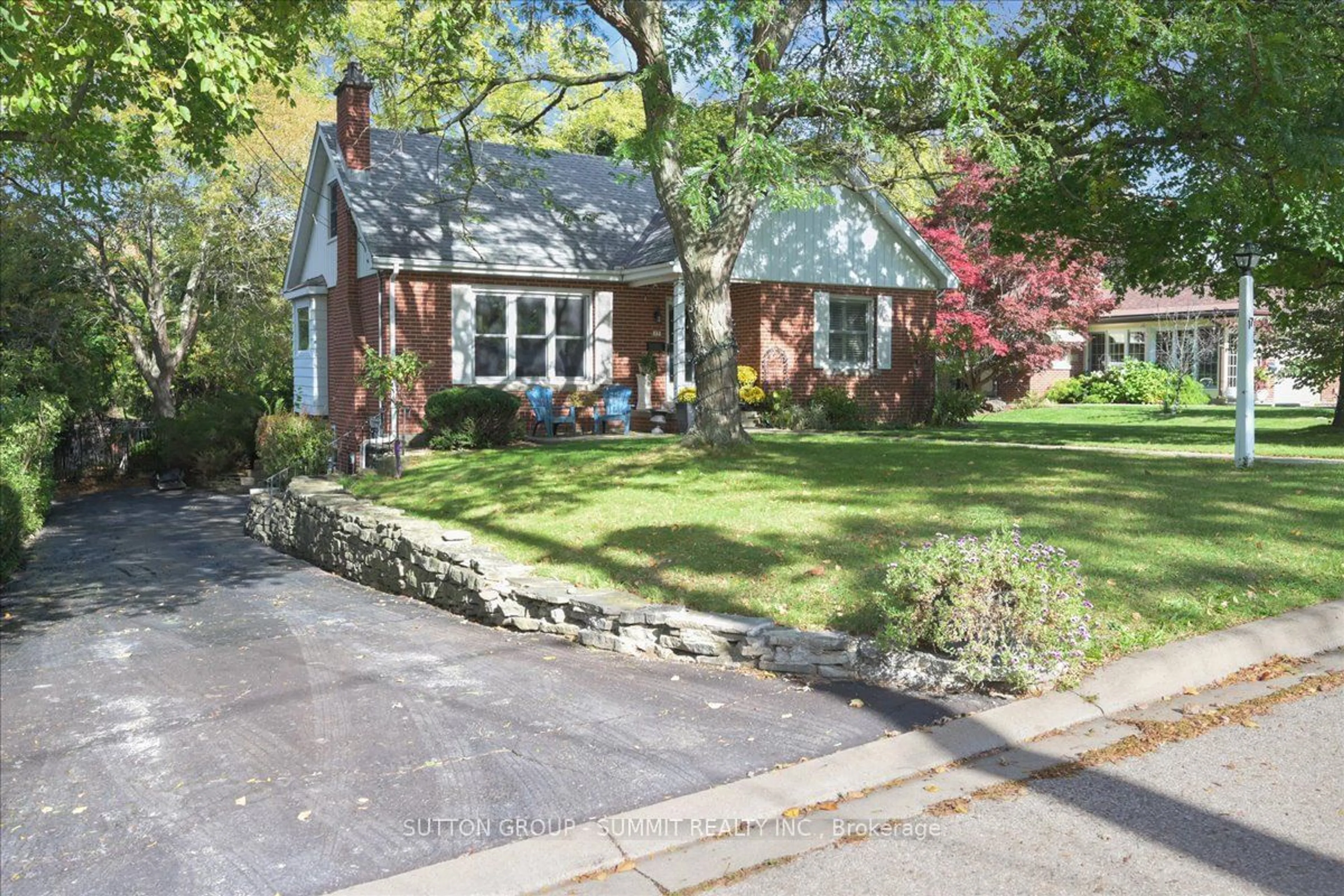 Frontside or backside of a home, cottage for 17 Tally Ho Dr, Hamilton Ontario L9H 3M5