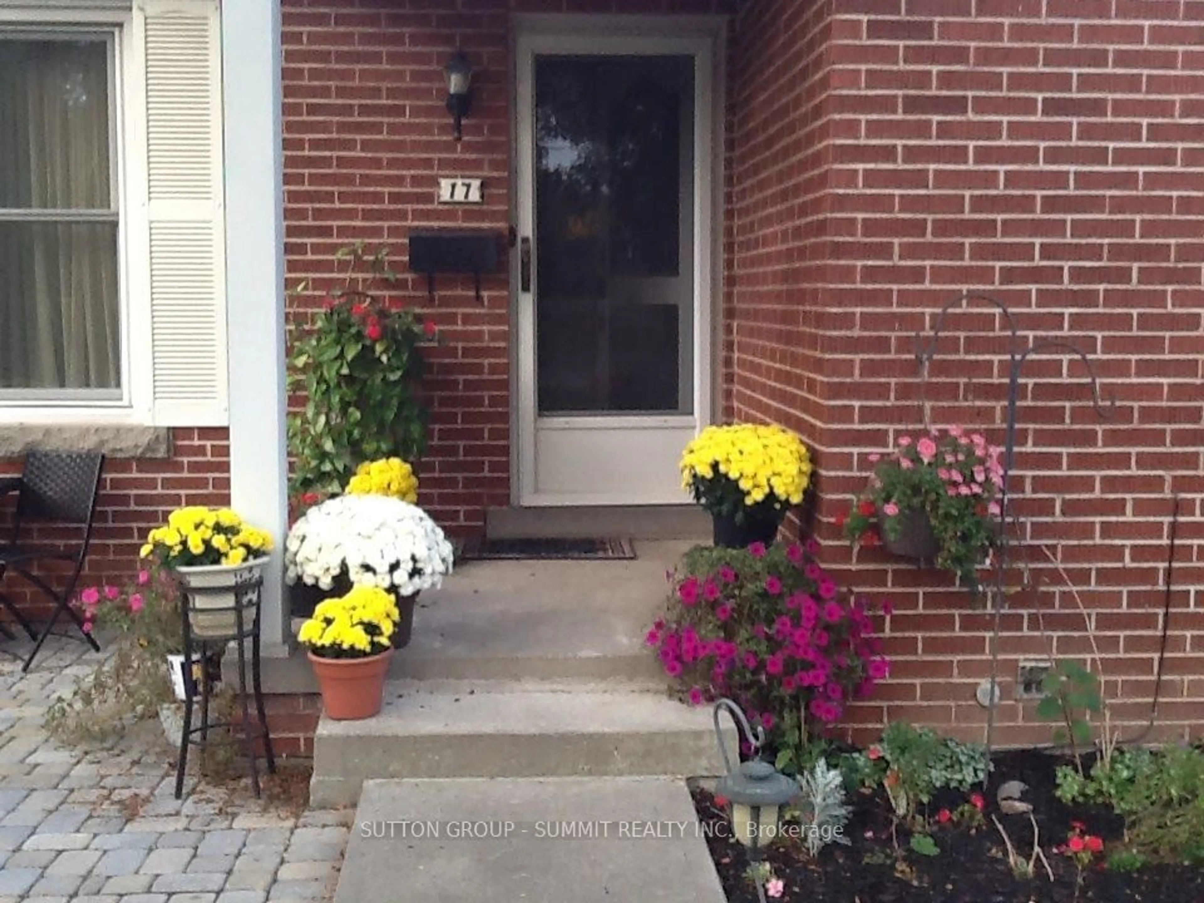 Indoor entryway, ceramic floors for 17 Tally Ho Dr, Hamilton Ontario L9H 3M5