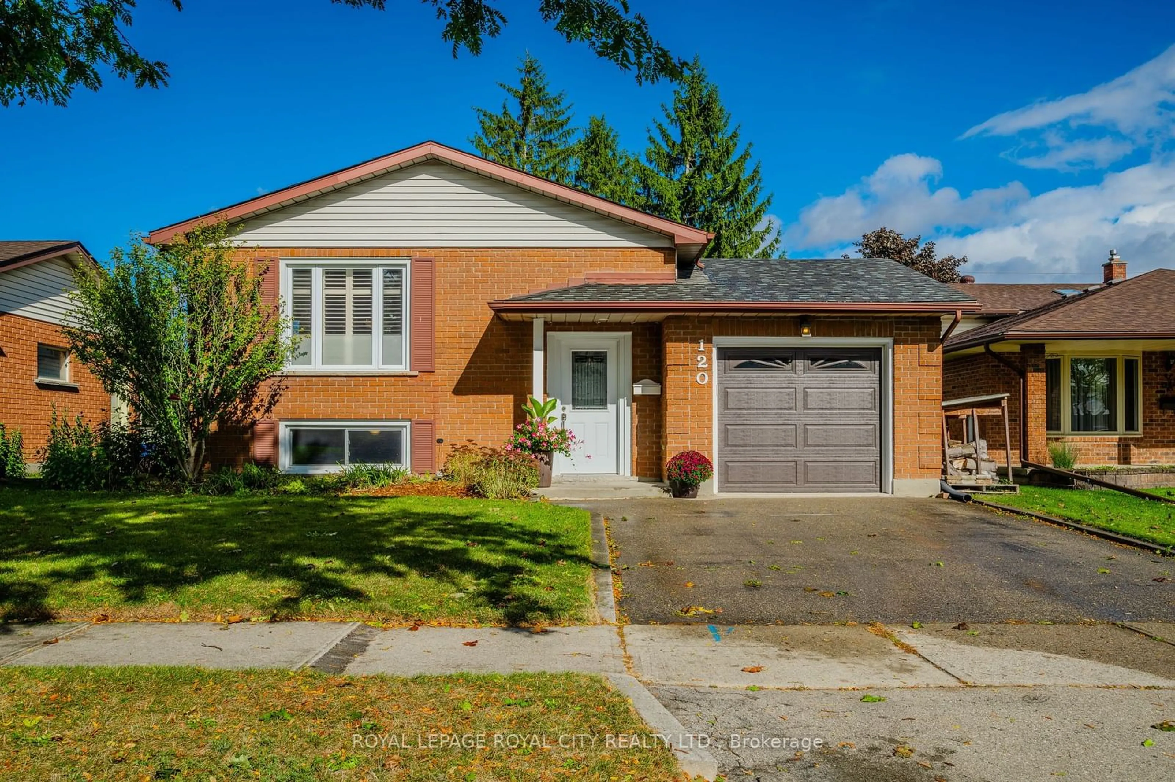 Frontside or backside of a home, the street view for 120 Oakhurst Cres, Kitchener Ontario N2B 3K3