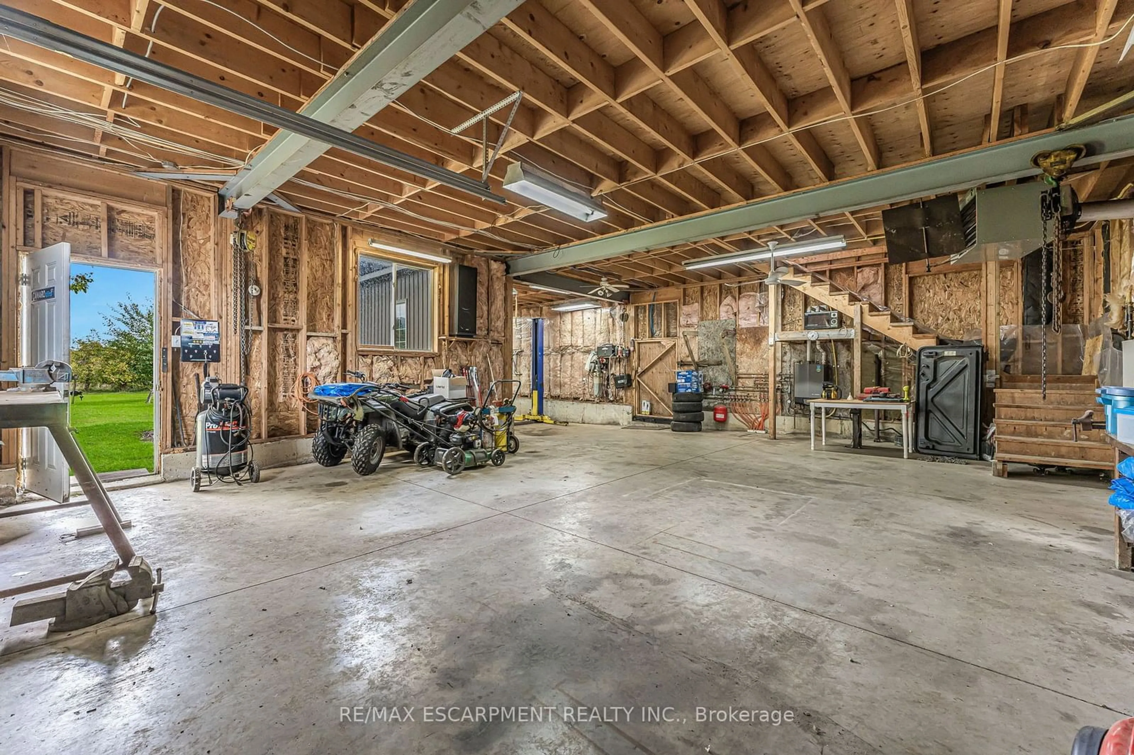 Indoor garage, cement floor for 333 GOLF CLUB Rd, Hamilton Ontario L0R 1P0