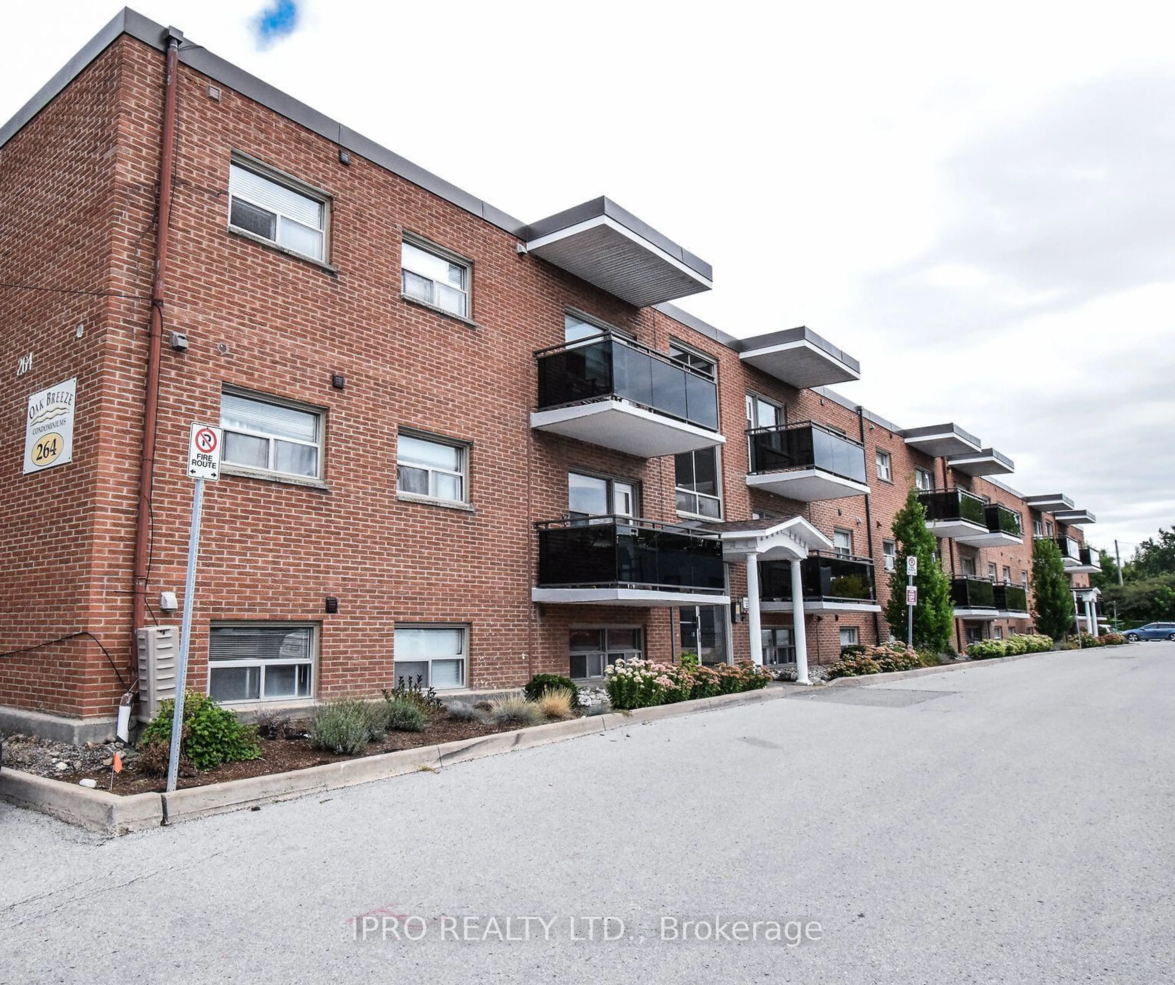 A pic from exterior of the house or condo, the front or back of building for 264 Oakdale Ave #209, St. Catharines Ontario L2P 2K4