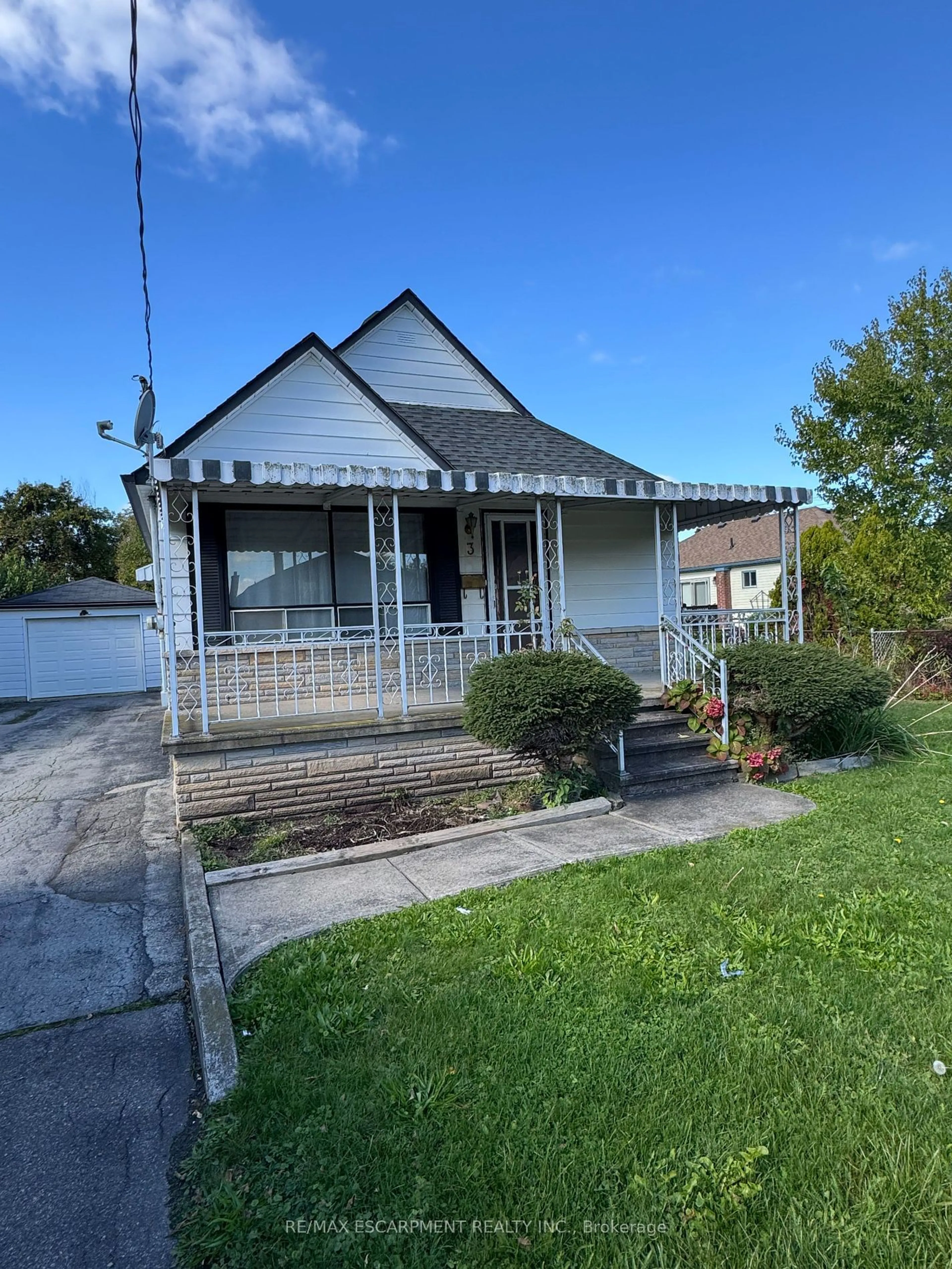 Frontside or backside of a home, cottage for 3 Lucerne Pl, St. Catharines Ontario L2P 2E7