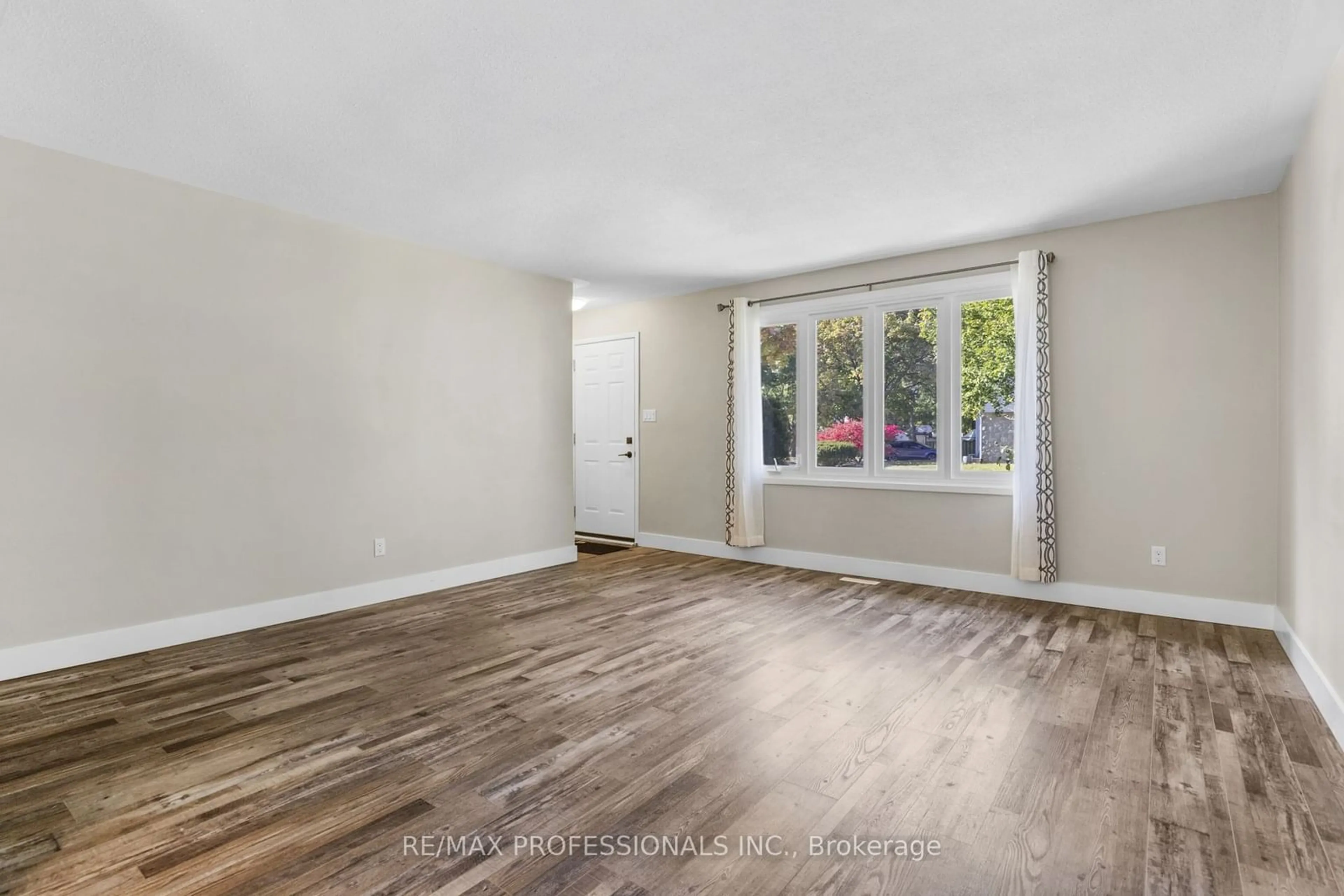 A pic of a room, wood floors for 1538 Aldersbrook Rd, London Ontario N6G 2Z3