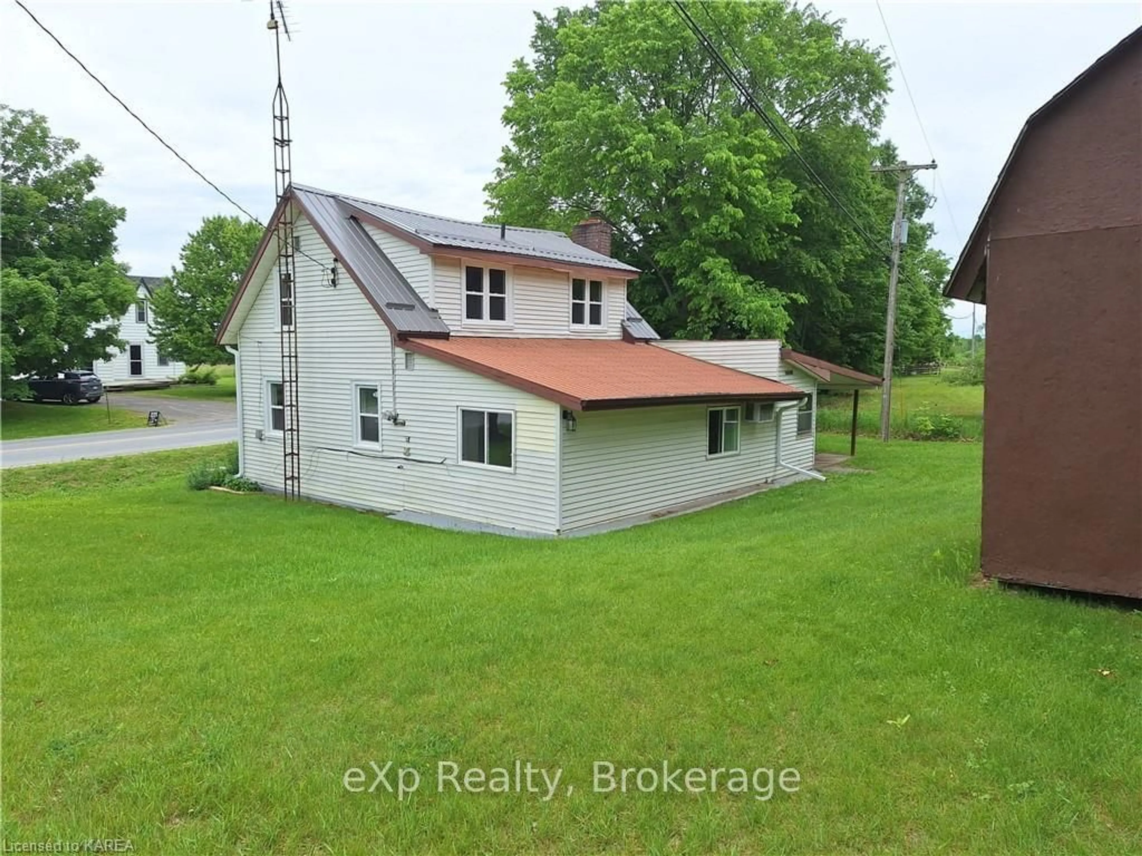 Frontside or backside of a home, cottage for 333 BURRIDGE Rd, South Frontenac Ontario K0H 1T0