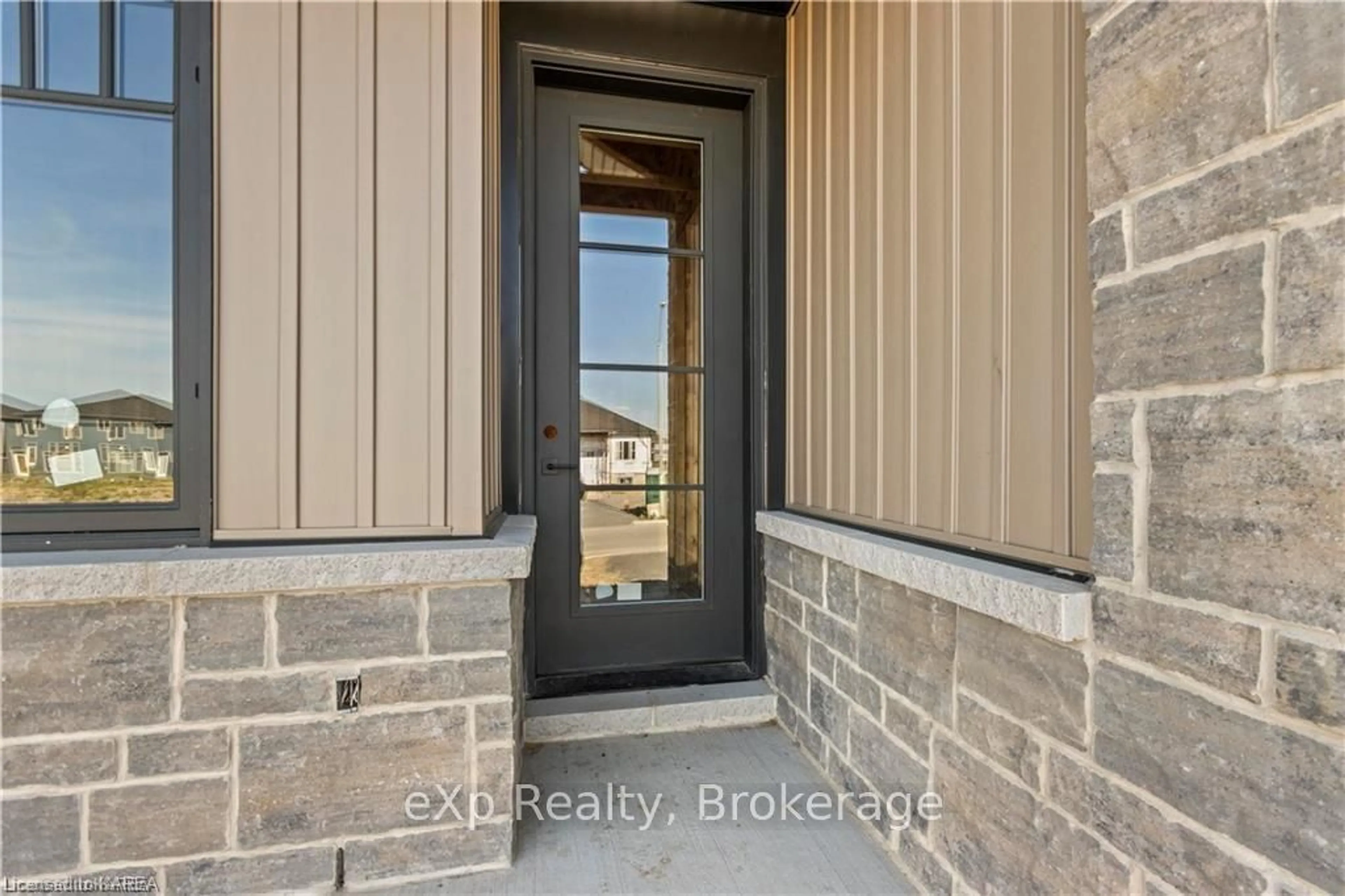 Indoor entryway, cement floor for 113 CREIGHTON Dr, Loyalist Ontario K0H 2H0