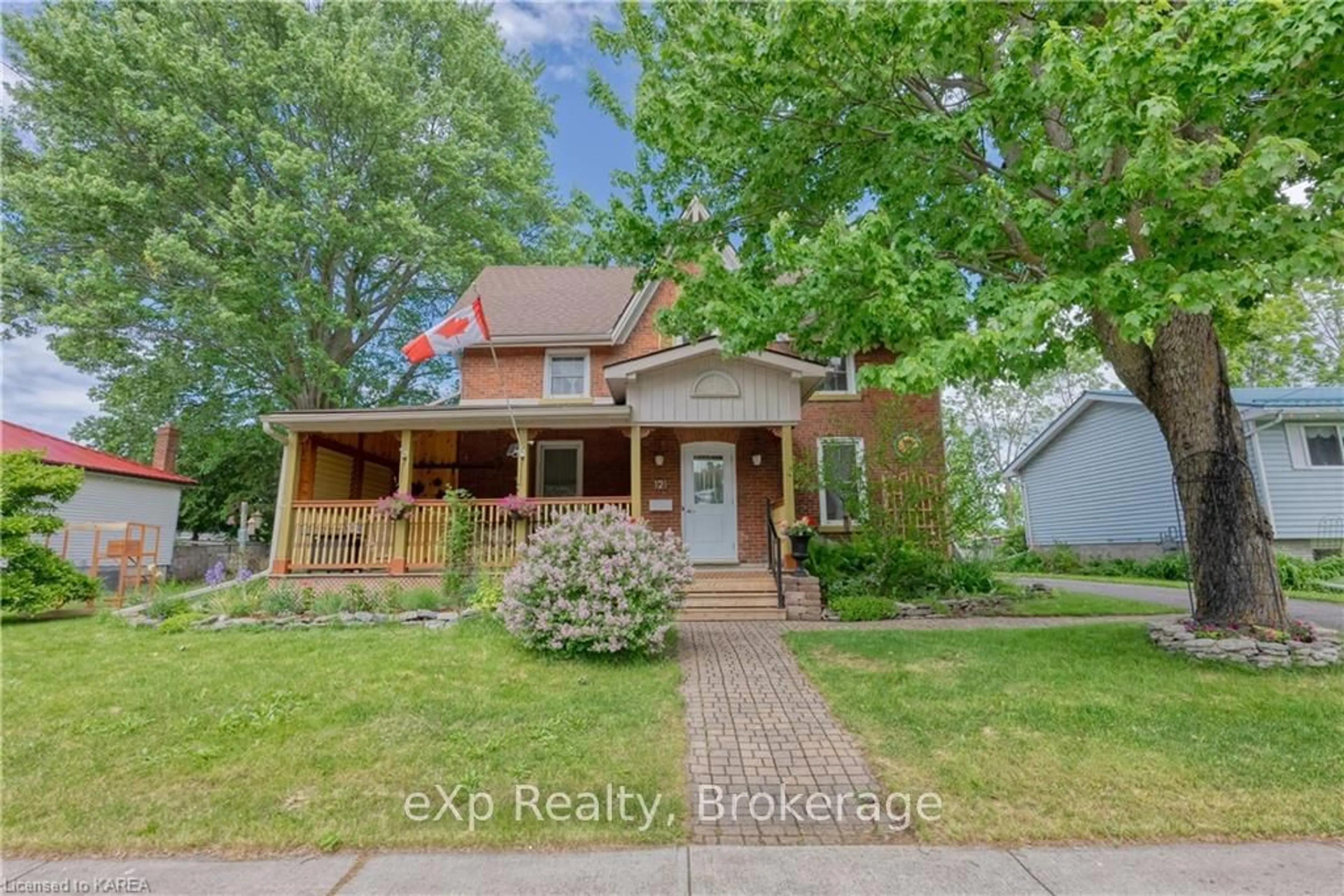 Frontside or backside of a home, the street view for 121 THOMAS St, Greater Napanee Ontario K7R 1L1