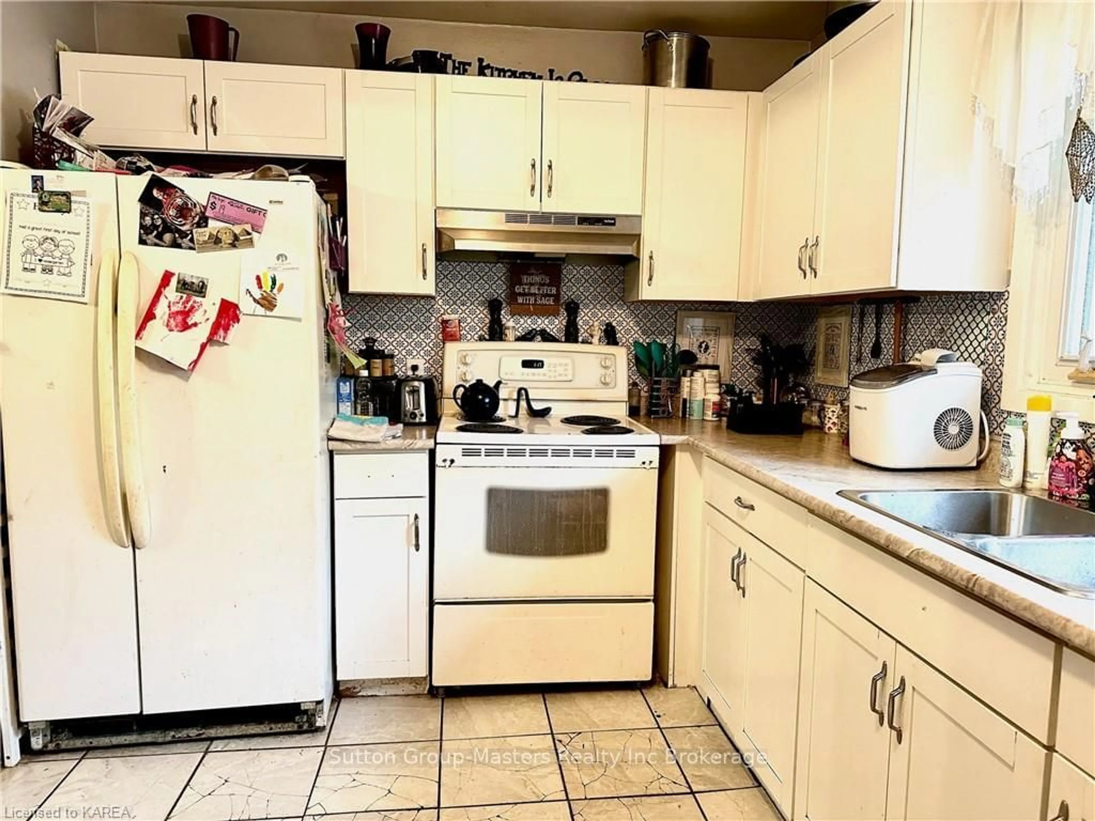 Standard kitchen, wood floors, cottage for 13 COVENTRY Cres, Kingston Ontario K7M 7S2